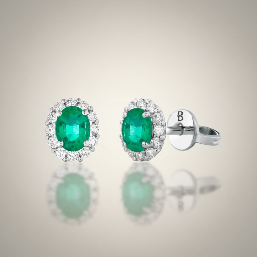 Orecchini Buonocore in oro bianco 18kt e contorno di diamanti bianchi con smeraldo ovale, 0.64ct di smeraldi - 1930O01MW