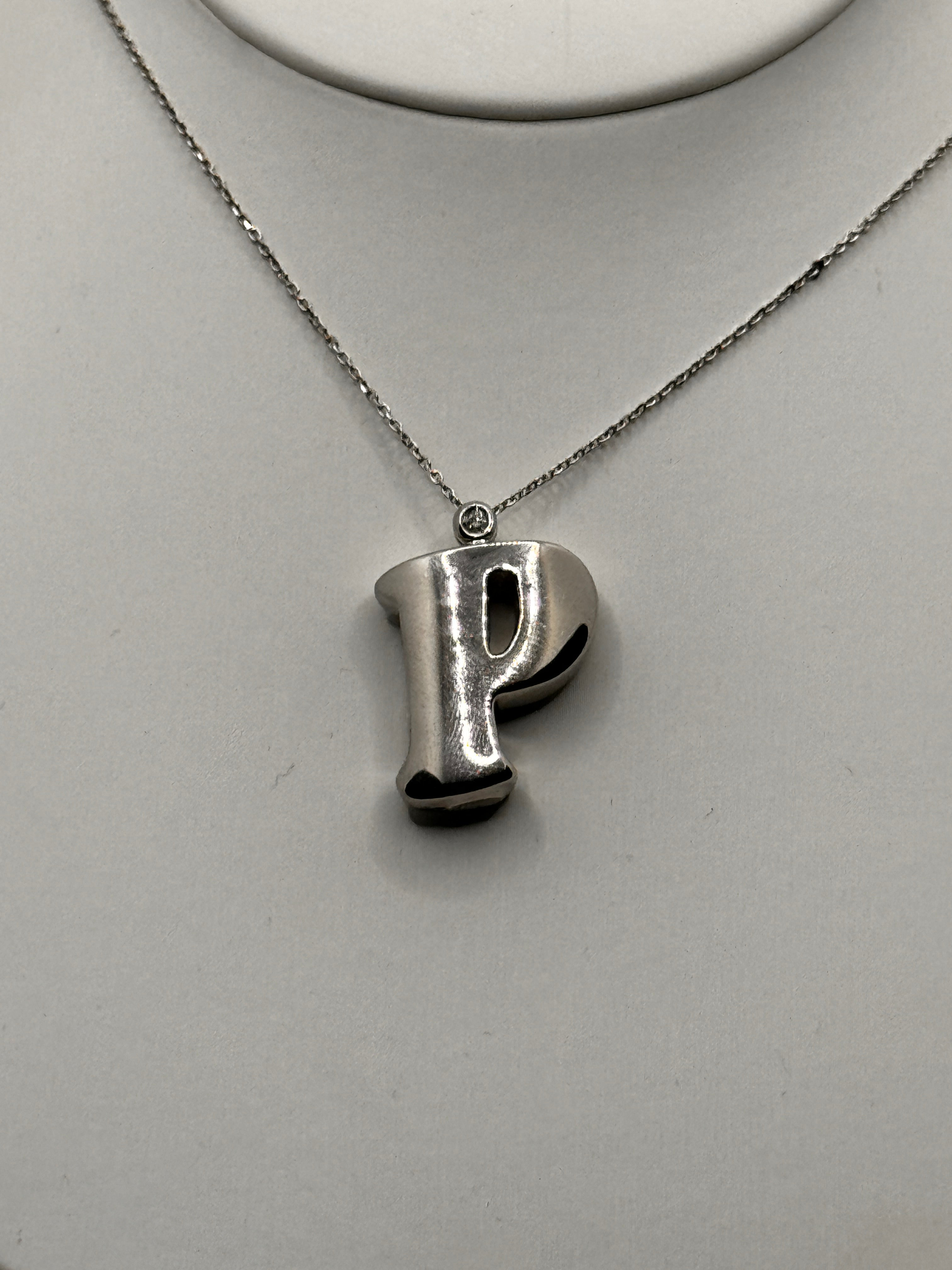 COLLANA LABRIOLA in oro bianco e diamanti con lettera P, 0.03ct - LETT.P