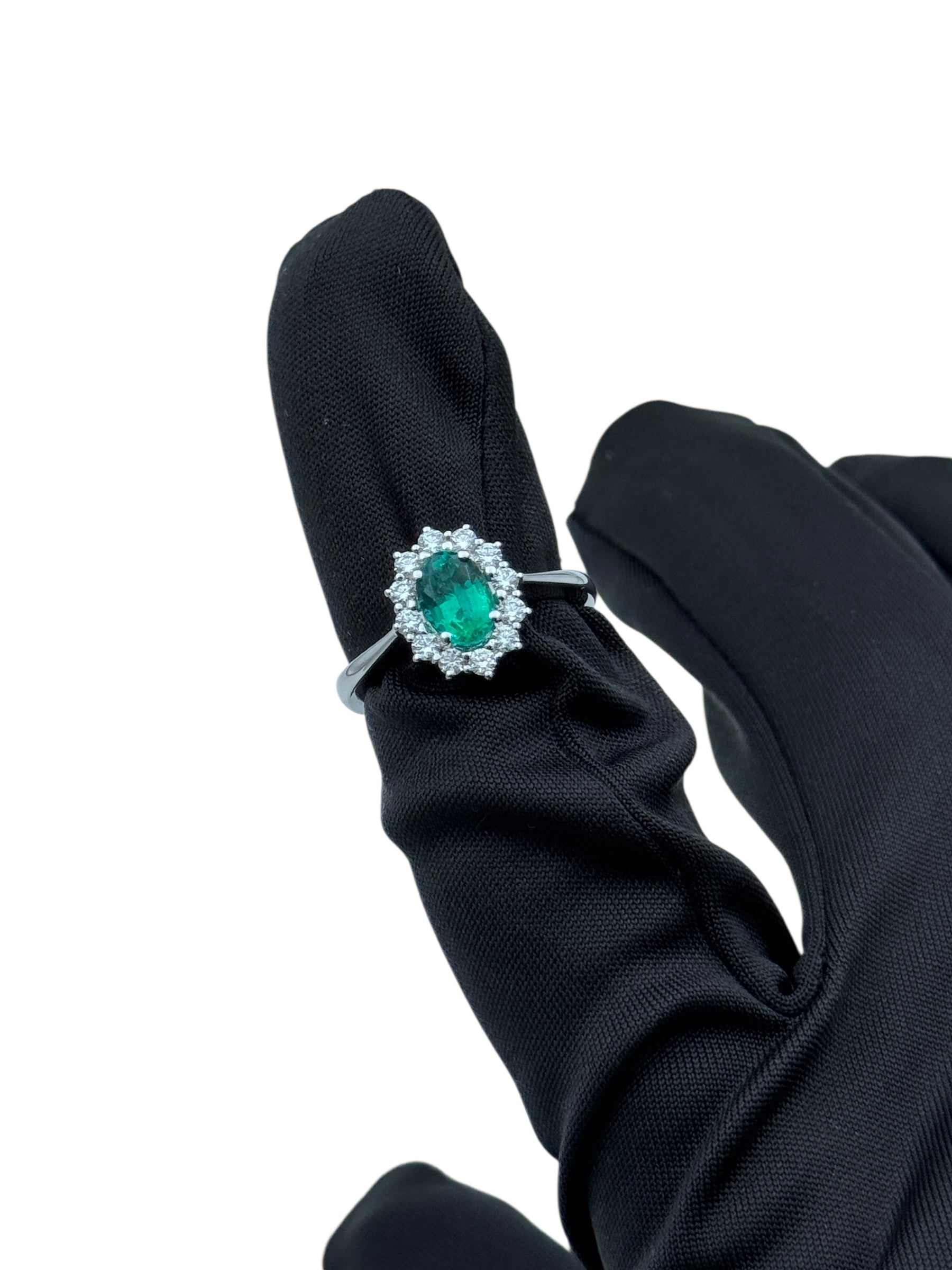 Anello Giorgio Visconti in oro bianco, giro di diamanti e smeraldo centrale, 0.84ct di smeraldo - AB17142BS
