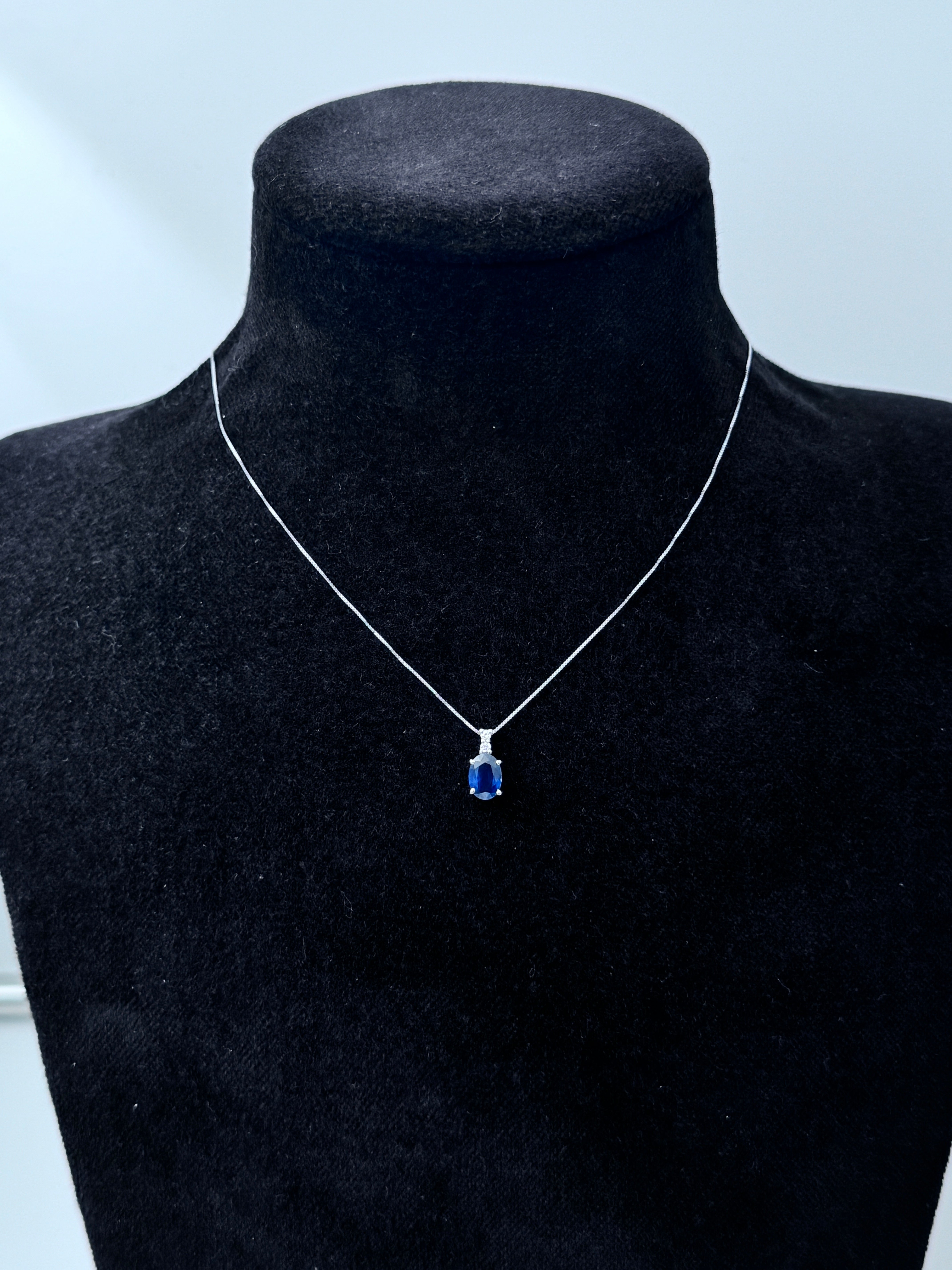 Diana - Collana in oro bianco 18kt, diamanti e zaffiro centrale - CL D. M307-ZA