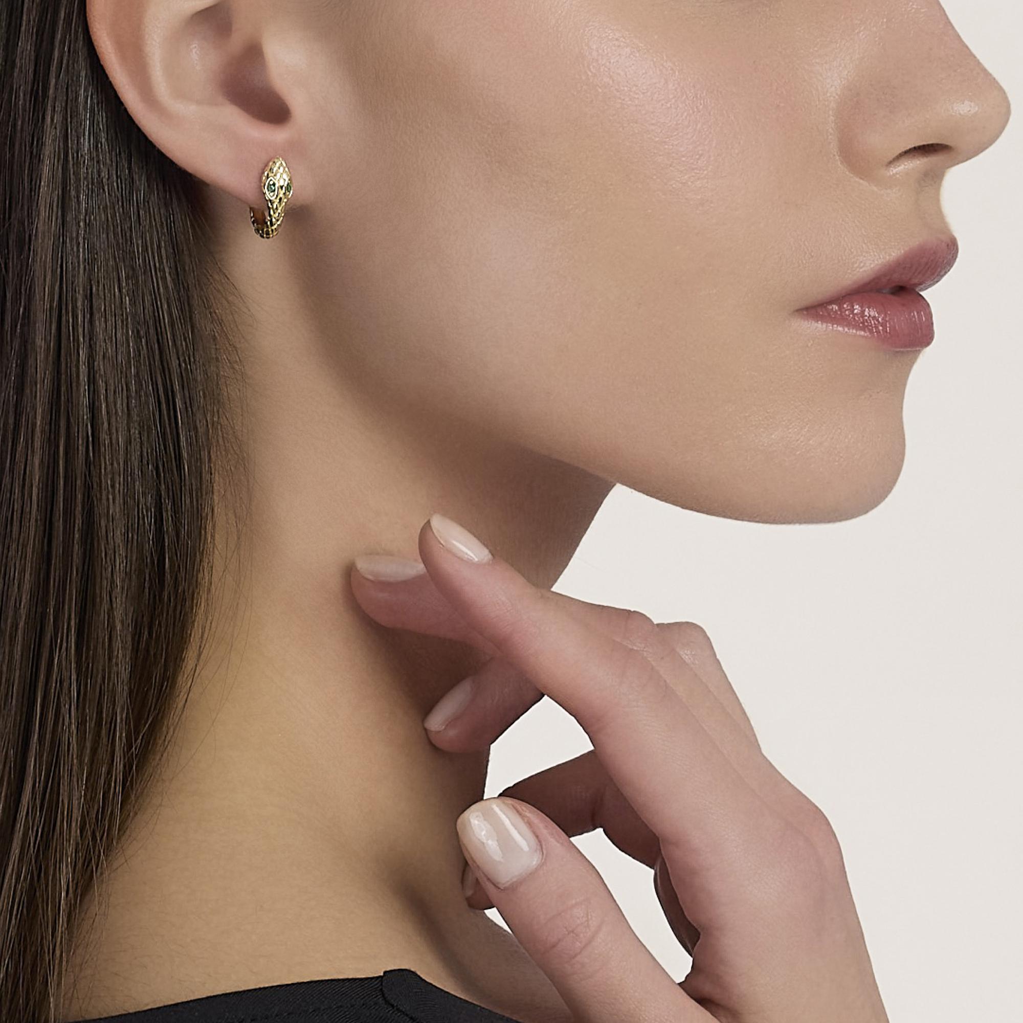 Mabina Donna - Orecchini a cerchio dorati con serpente e smeraldi sintetici SNAKE - 563976