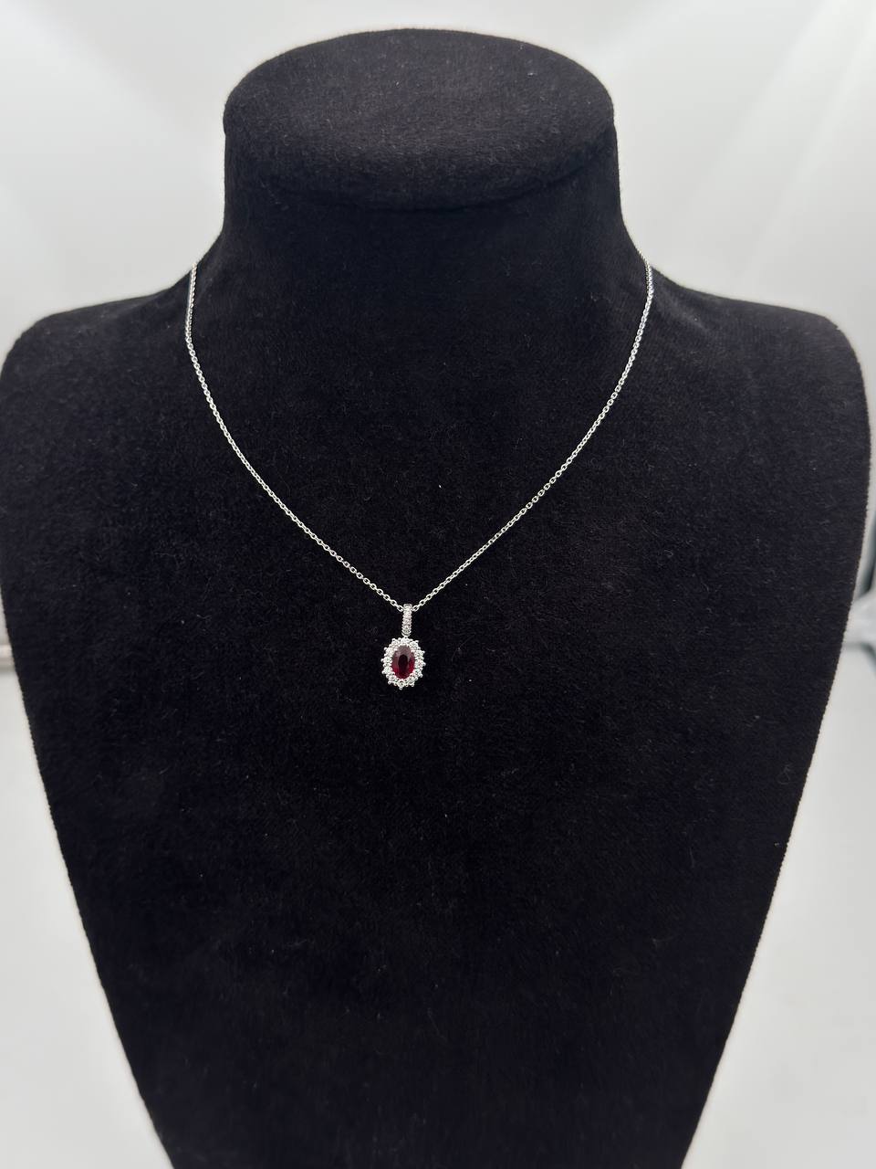 Girocollo Giorgio Visconti in oro bianco 18kt e rubino centrale, con giro di diamanti, 0.64ct di rubino - GB40452AR