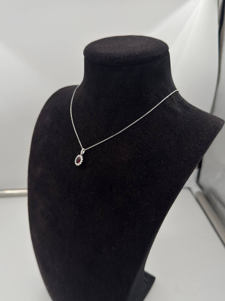 Girocollo Giorgio Visconti in oro bianco 18kt e rubino centrale, con giro di diamanti, 0.64ct di rubino - GB40452AR