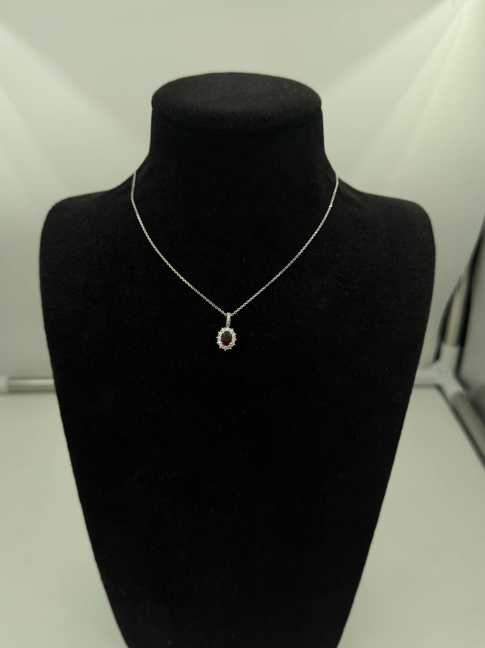 Girocollo Giorgio Visconti in oro bianco 18kt e rubino centrale, con giro di diamanti, 0.64ct di rubino - GB40452AR
