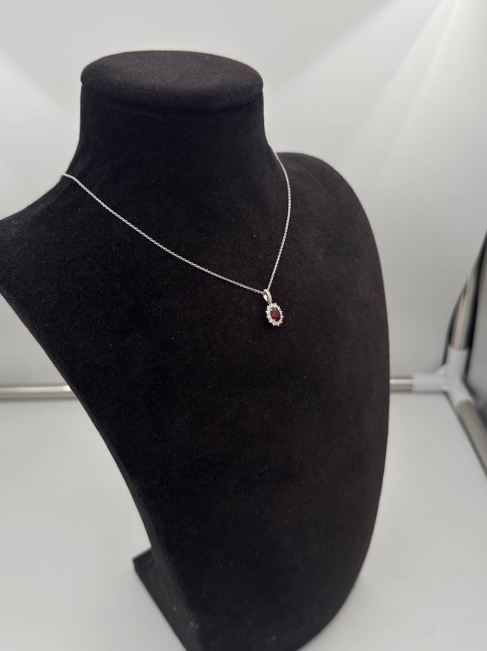 Girocollo Giorgio Visconti in oro bianco 18kt e rubino centrale, con giro di diamanti, 0.64ct di rubino - GB40452AR