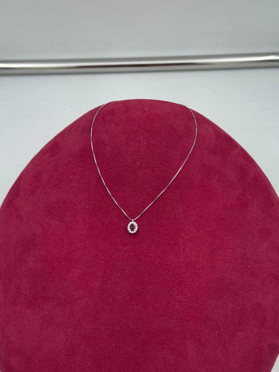 Girocollo Giorgio Visconti con rubino centrale e giro di diamanti, in oro bianco 18kt, 0.17ct di rubino - GB37760R