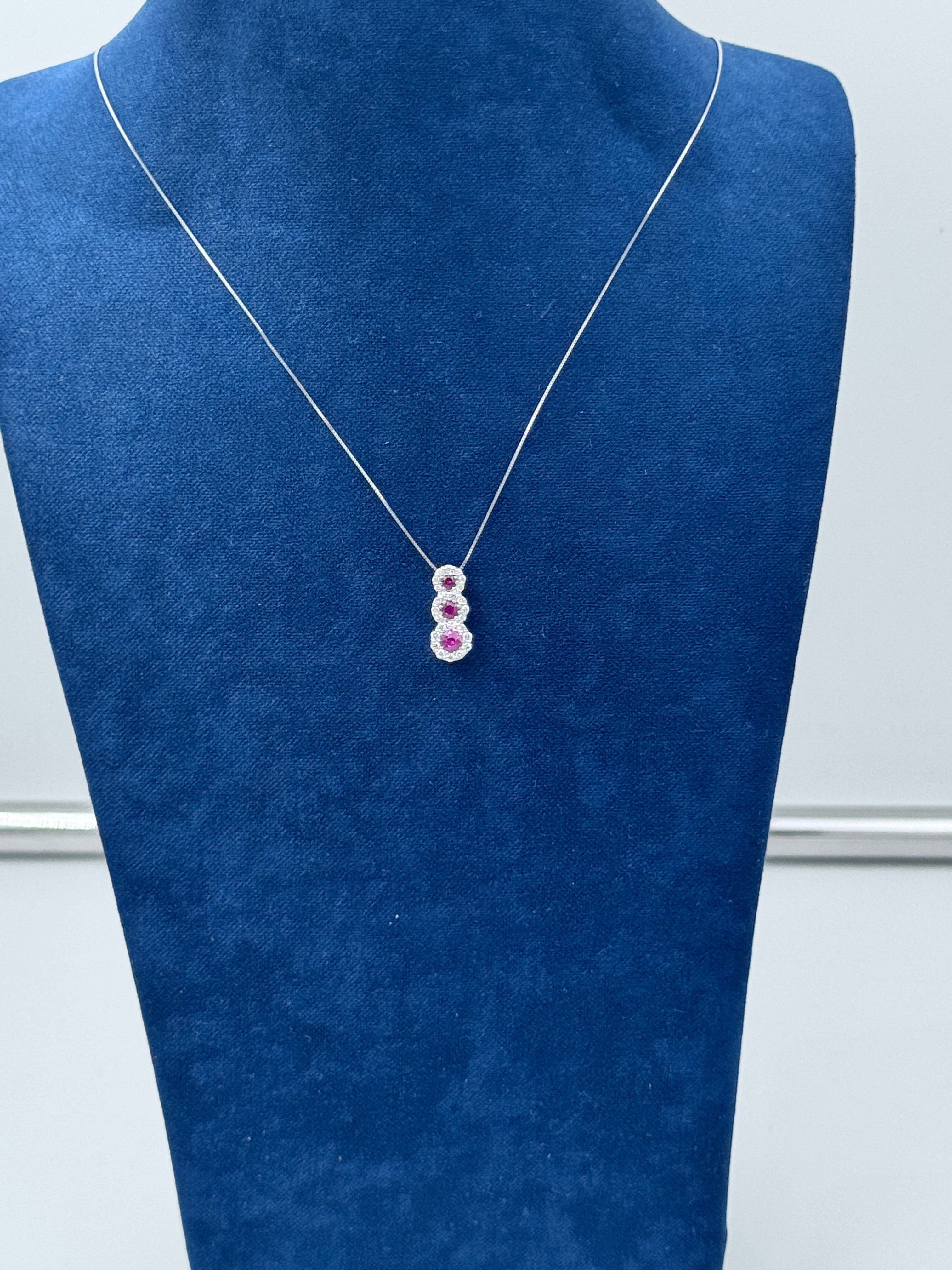 Diana - Collana trilogy in oro bianco 18kt, rubini e giro di diamanti - CL D. 36 RU