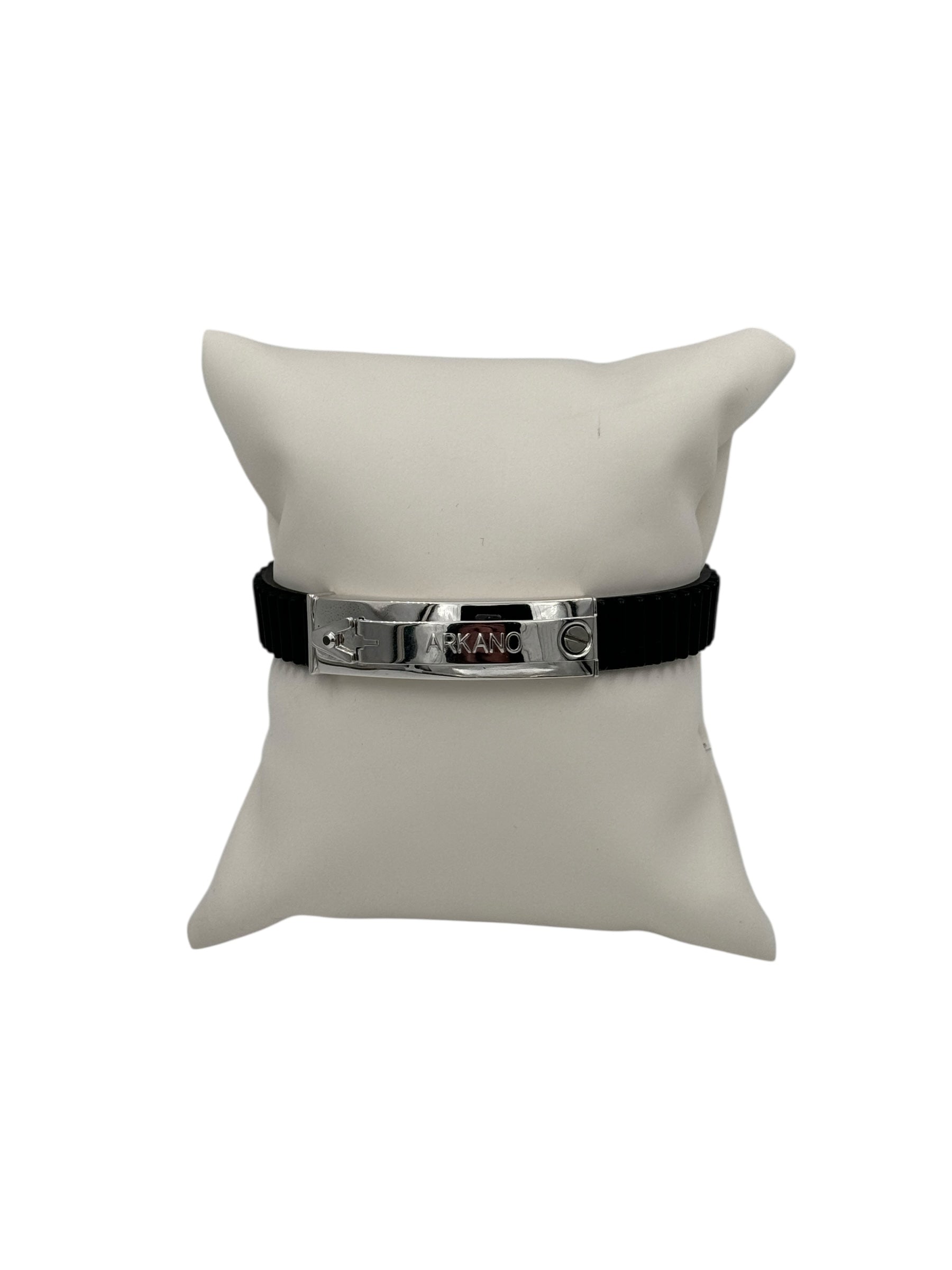 Bracciale Arkano in caucciù, colore nero, e acciaio 316L, con placchetta centrale rivestita di oro bianco 18kt - BRIAT1 N OB