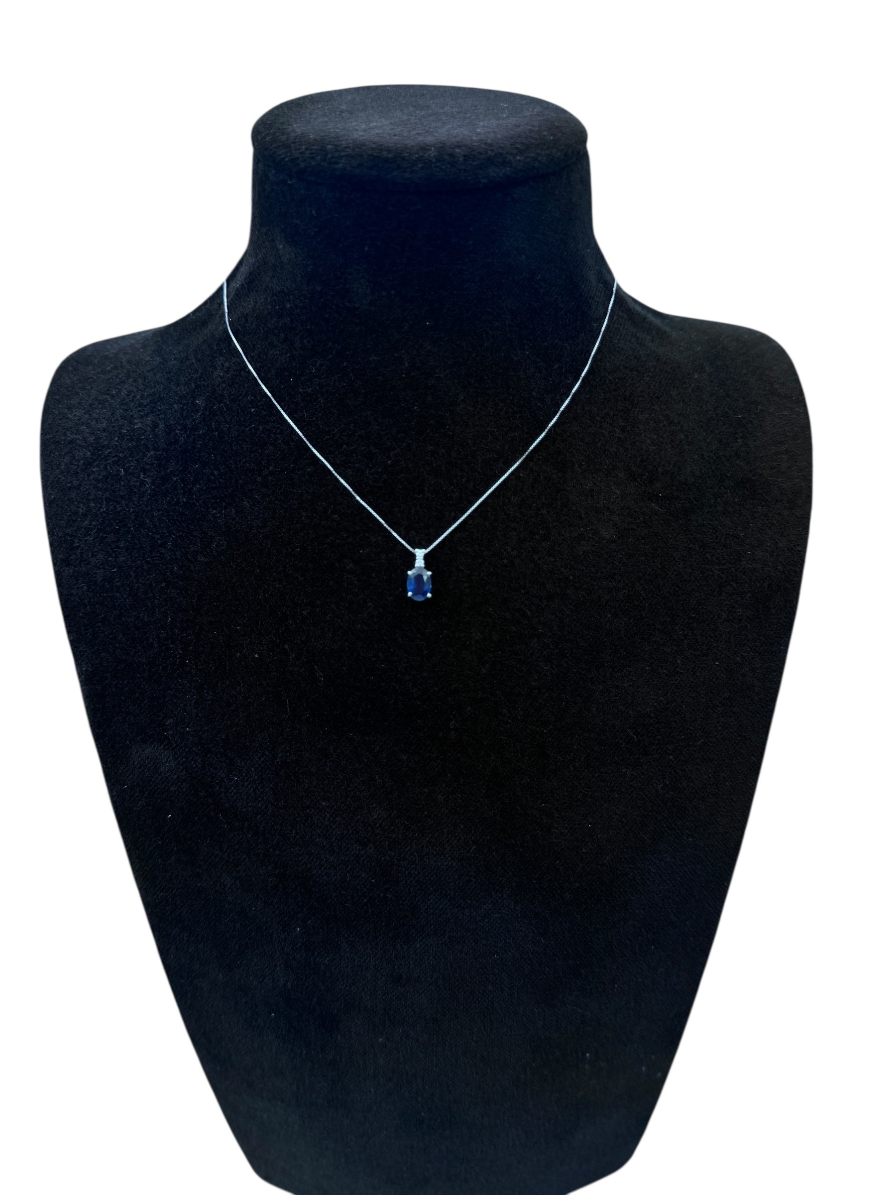 Diana - Collana in oro bianco 18kt, diamanti e zaffiro centrale - CL D. M307-ZA