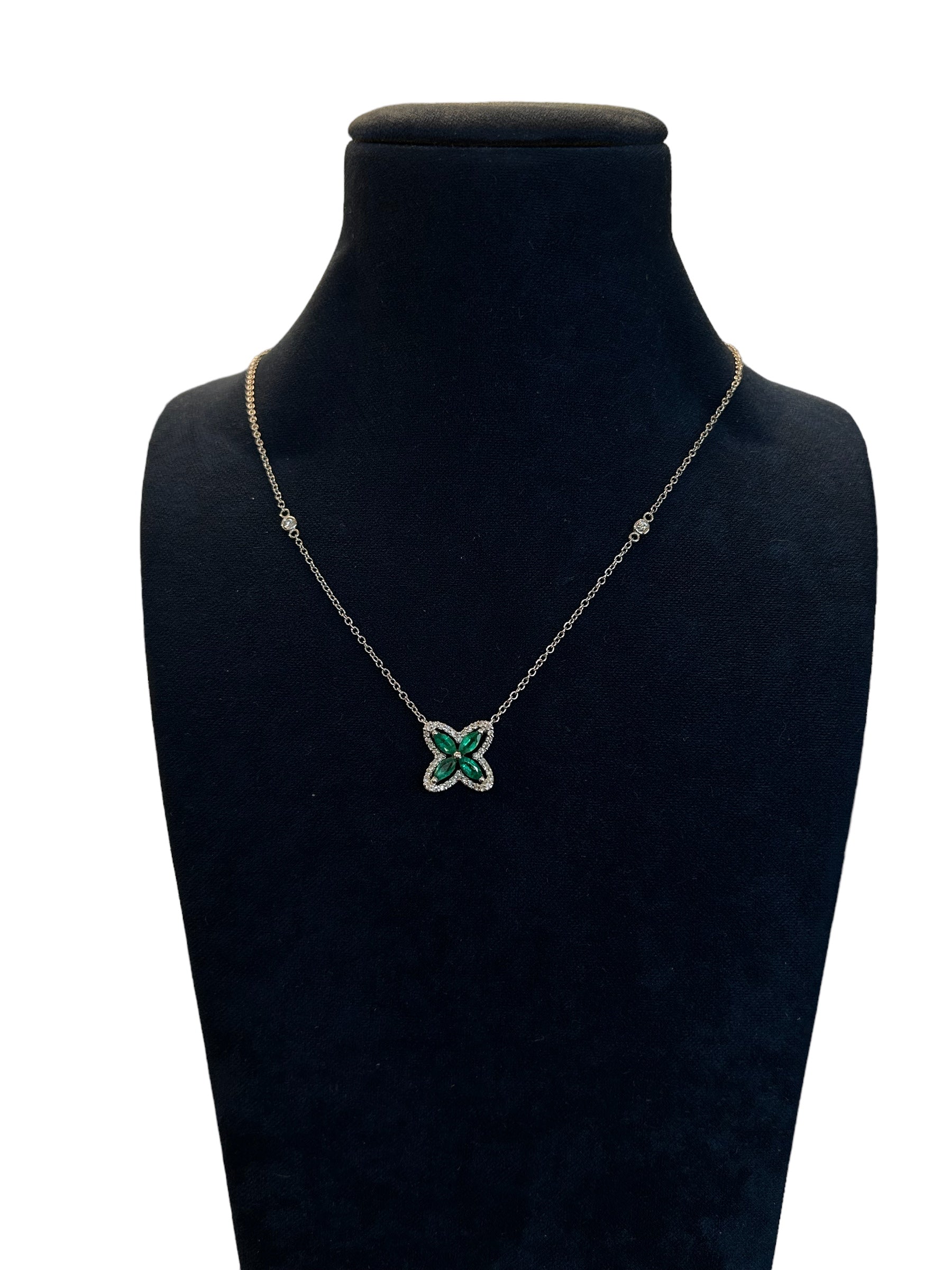 FIORE necklace in white gold and diamond ring with emerald, 0.47 carats of emeralds - 1395C03MW