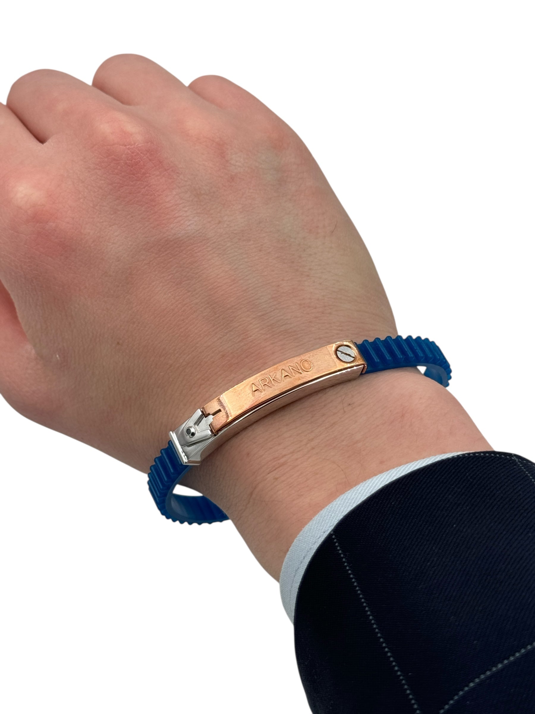 Bracciale Arkano in caucciù, colore azzurro, in acciaio 316L e placchetta centrale rivestita di oro rosa 18kt - BRIAT1 N OR