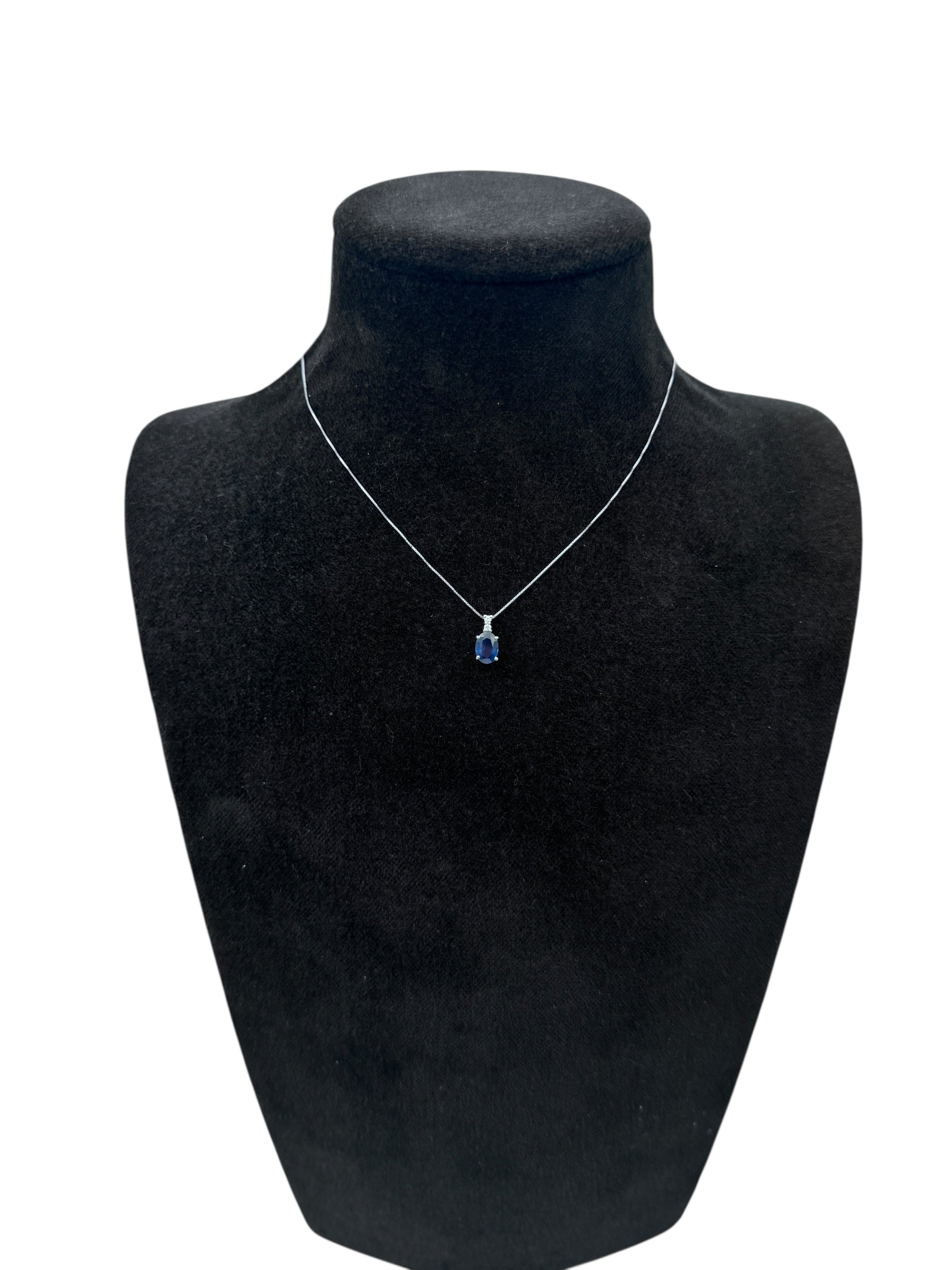 Diana - Collana in oro bianco 18kt, diamanti e zaffiro centrale - CL D. M307-ZA