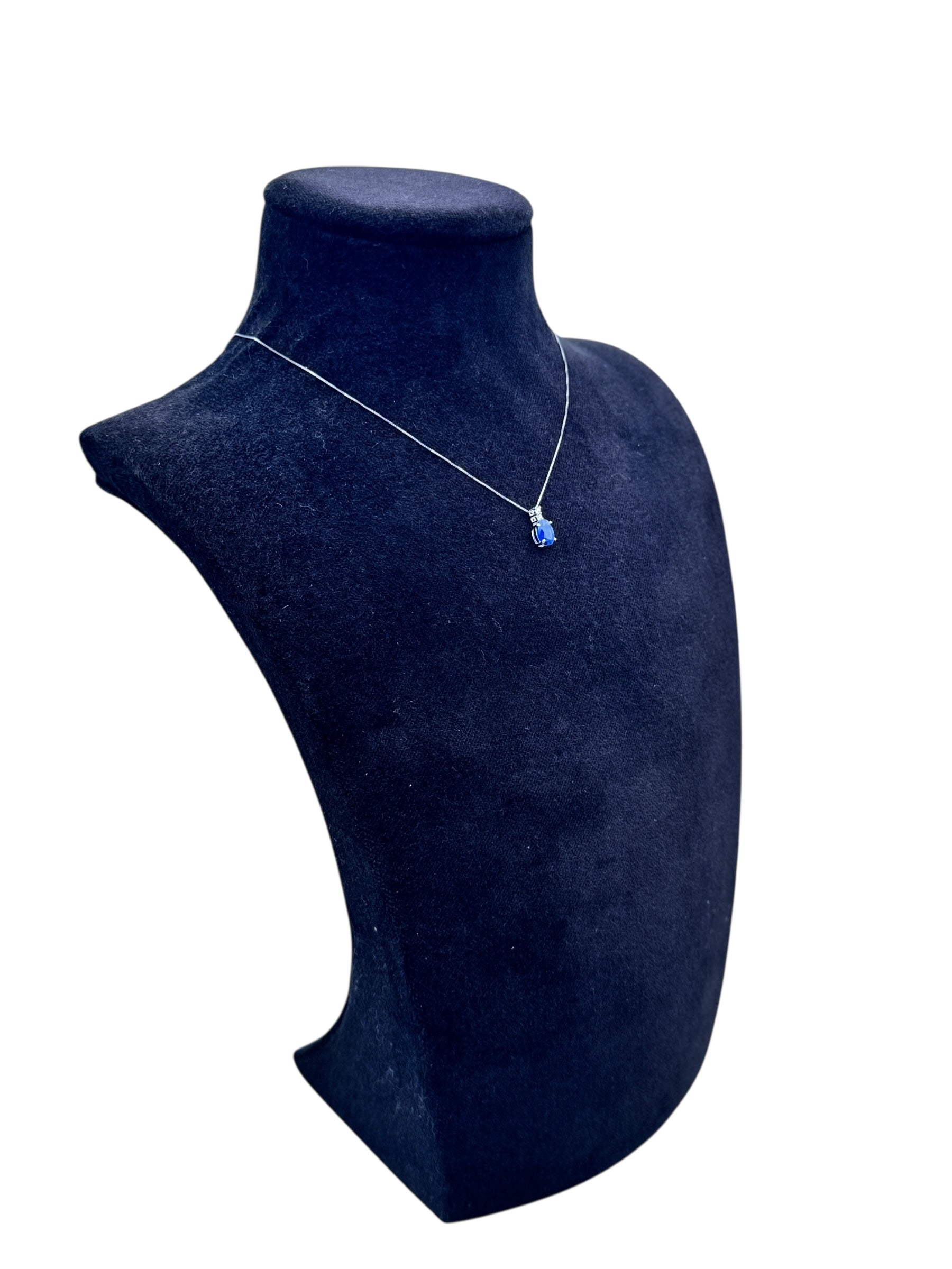 Diana - Collana in oro bianco 18kt, diamanti e zaffiro centrale - CL D. M307-ZA