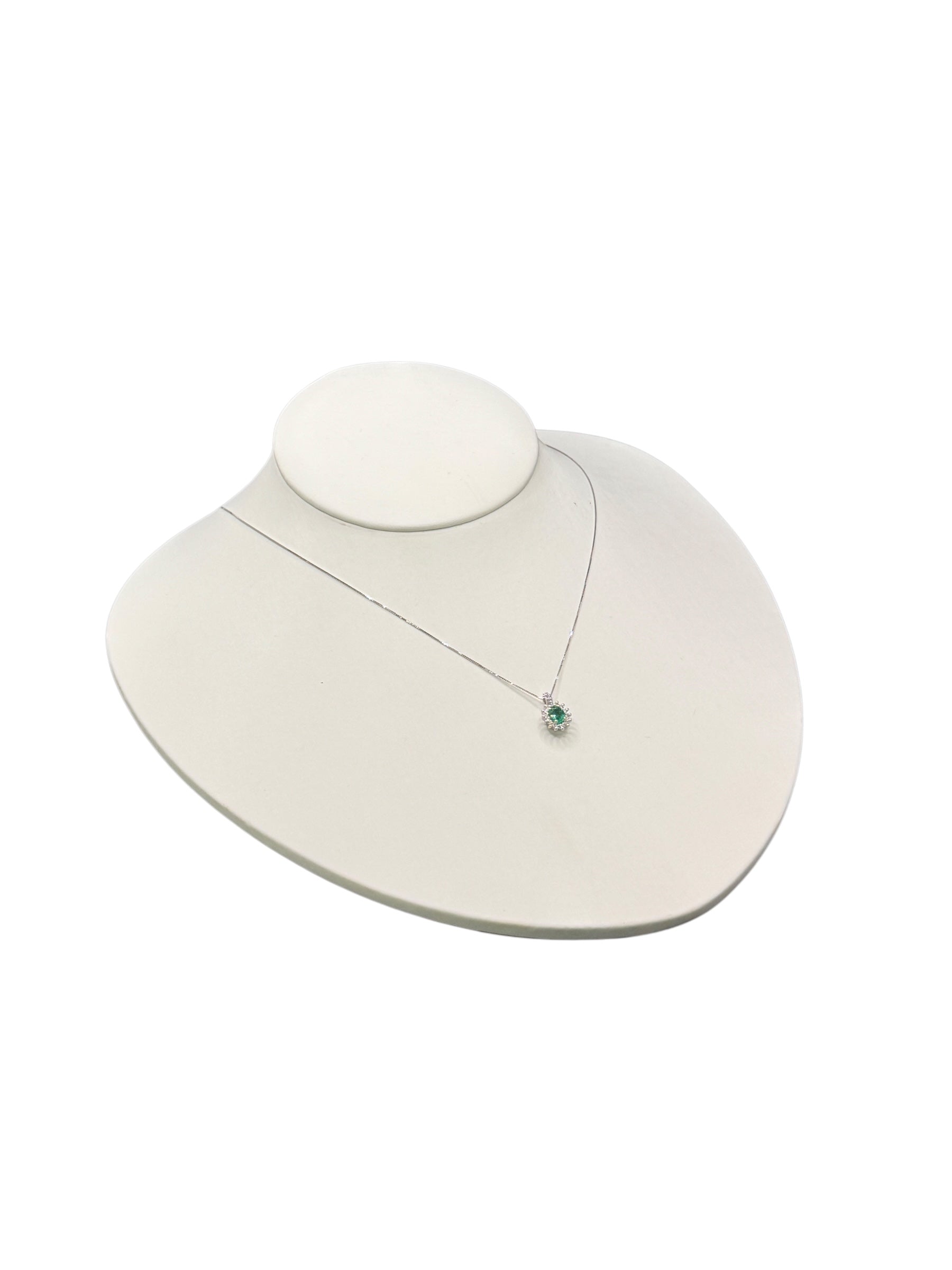 Diana - Girocollo in oro bianco con pendente smeraldo ovale, 0.31ct di smeraldi - CL DIANA 38 SM