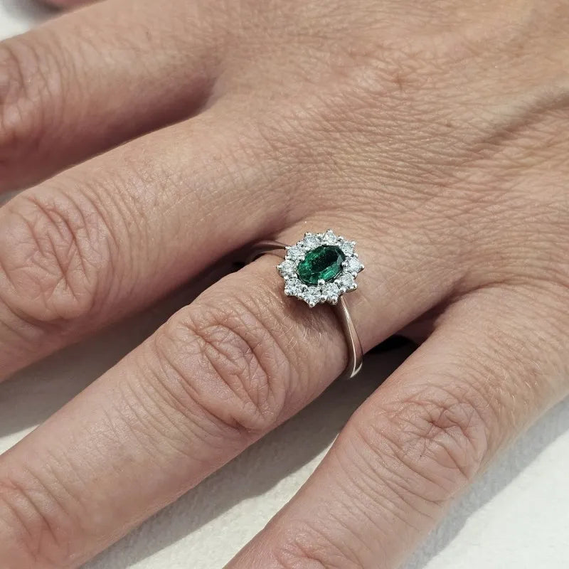 Anello Giorgio Visconti in oro bianco, giro di diamanti e smeraldo centrale, 0.51ct di smeraldo - AB13092AS