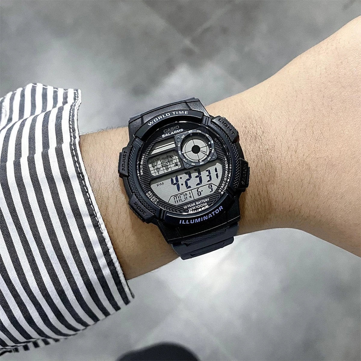 Uhr aus der CASIO-Kollektion, Herrenmodell, Digital und Weltzeit, 45 mm – AE-1000W-8AVEF