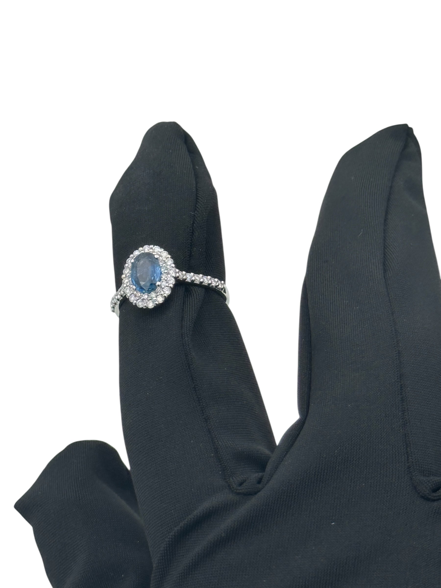 Diana - Anello in oro bianco 18kt, zaffiro centrale e giro di diamanti - AN DIANA 521+ ZA