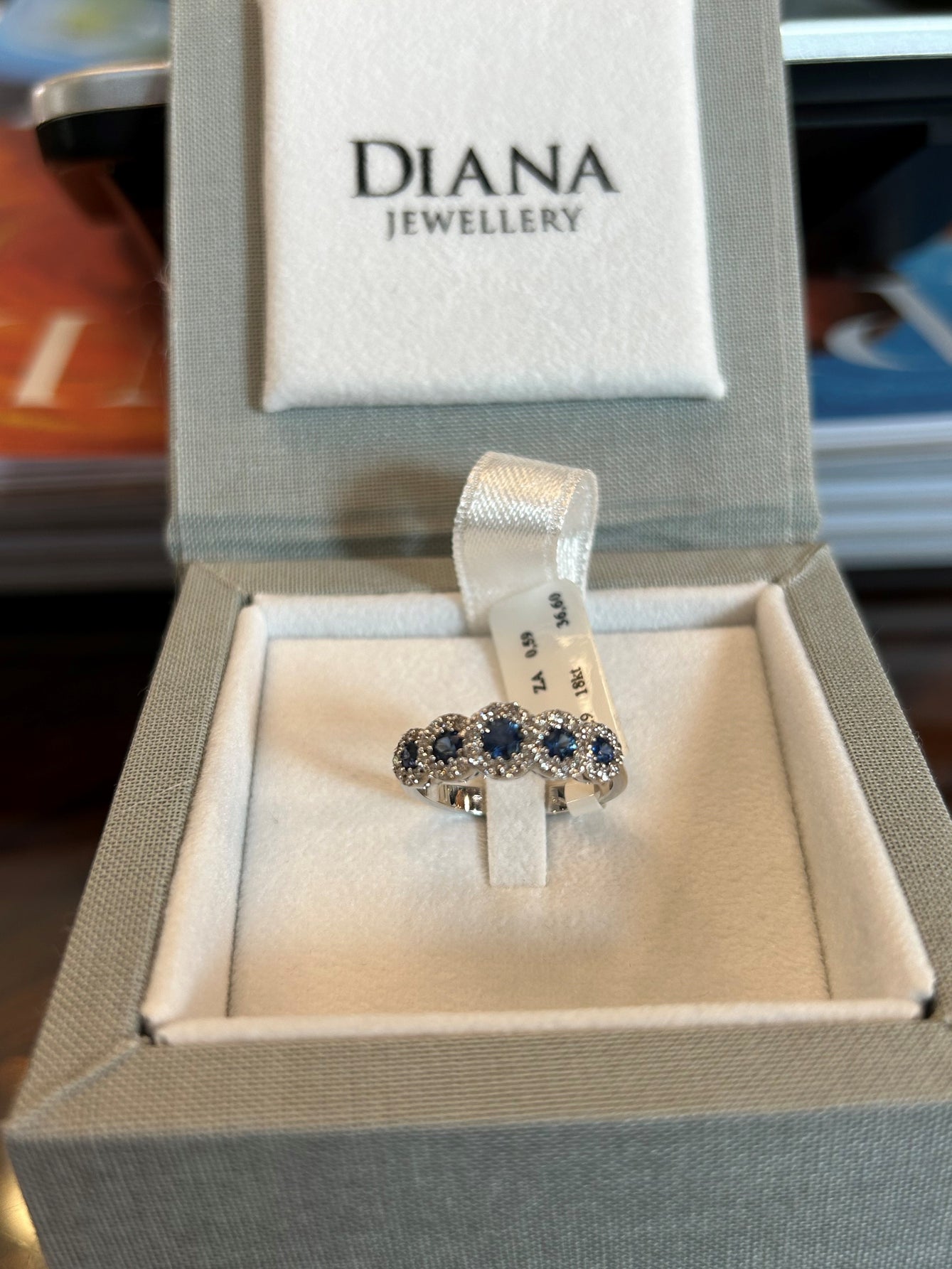 Diana – Weißgold-Ring mit Diamanten und Saphiren, 0,56 ct Saphire – AN DIANA 36-5 ZA