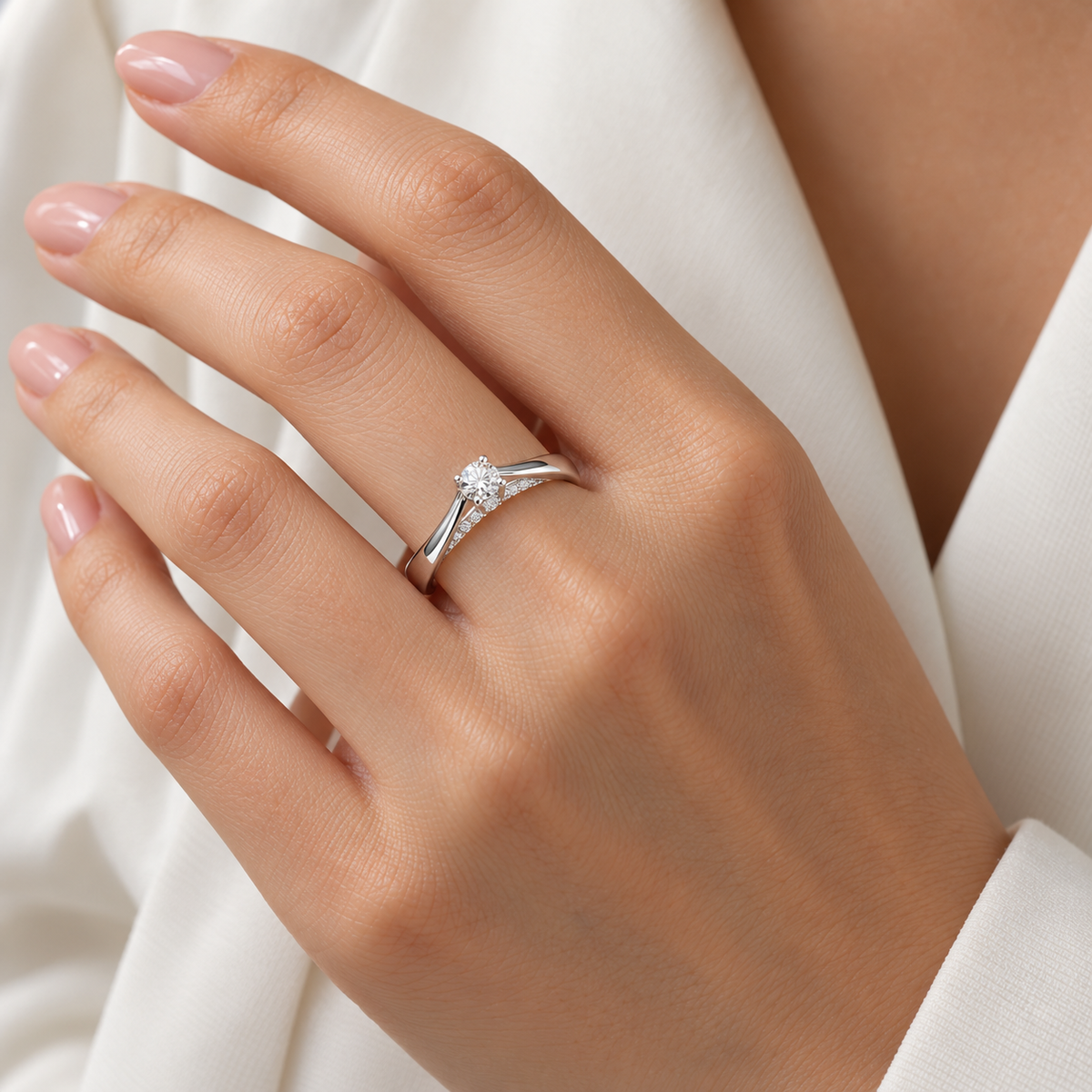 Giorgio Visconti Anello Solitario in oro bianco 18 kt con diamante naturale centrale ct 0,32 e pavé di diamanti ct 0,13 - AB16606E