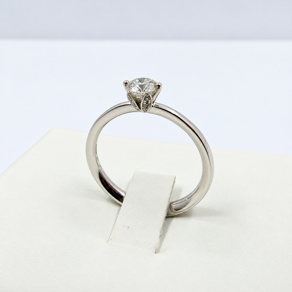 Giorgio Visconti Anello solitario in oro bianco 18 kt con diamante centrale ct 0,40 e diamanti laterali ct 0,05 - AB16612F
