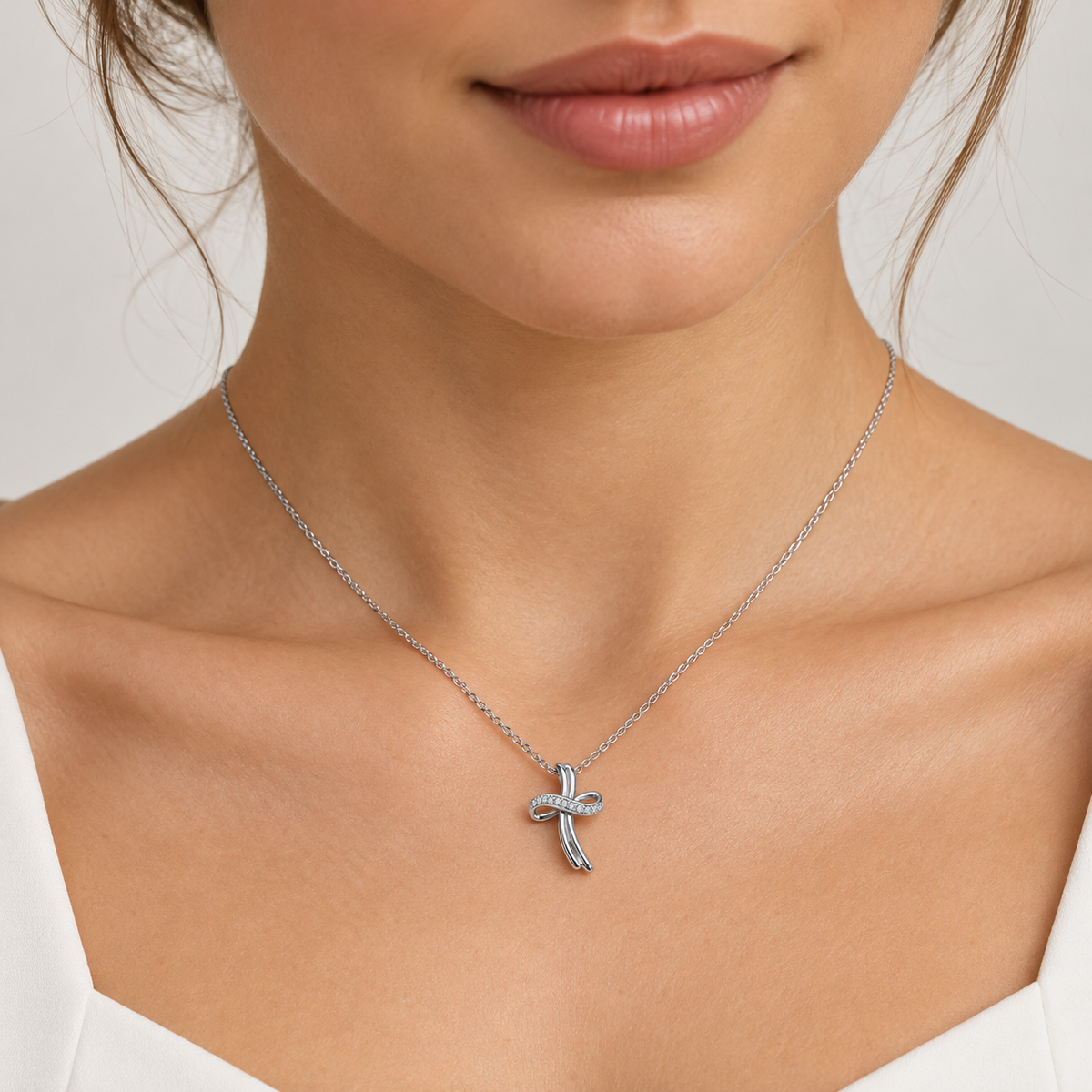 Collana Miluna con croce stilizzata e diamante — Oro bianco 18 kt — Croce 11 × 8 mm - CLD5469