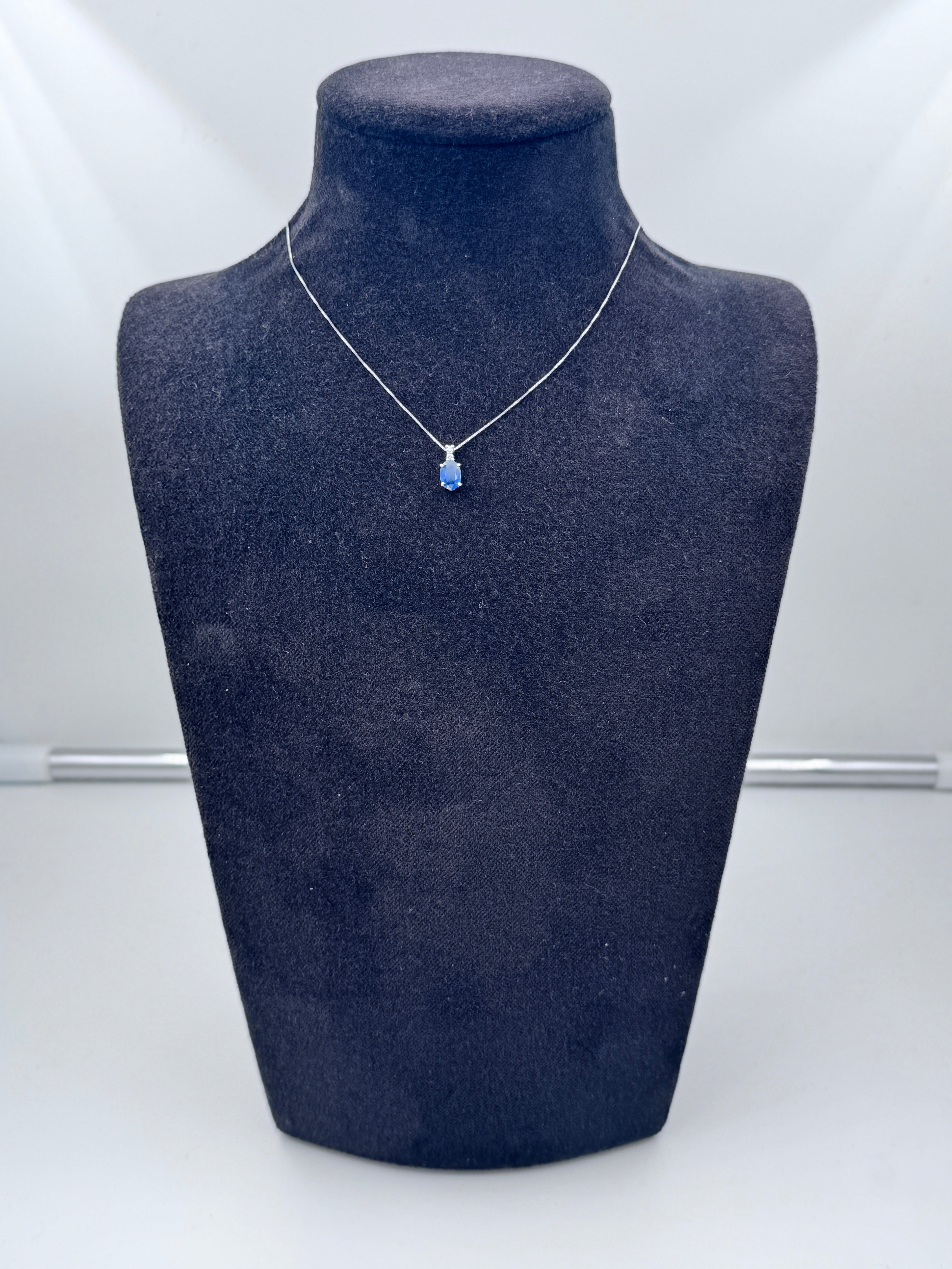 Diana - Collana in oro bianco 18kt, diamanti e zaffiro centrale - CL D. M307-ZA