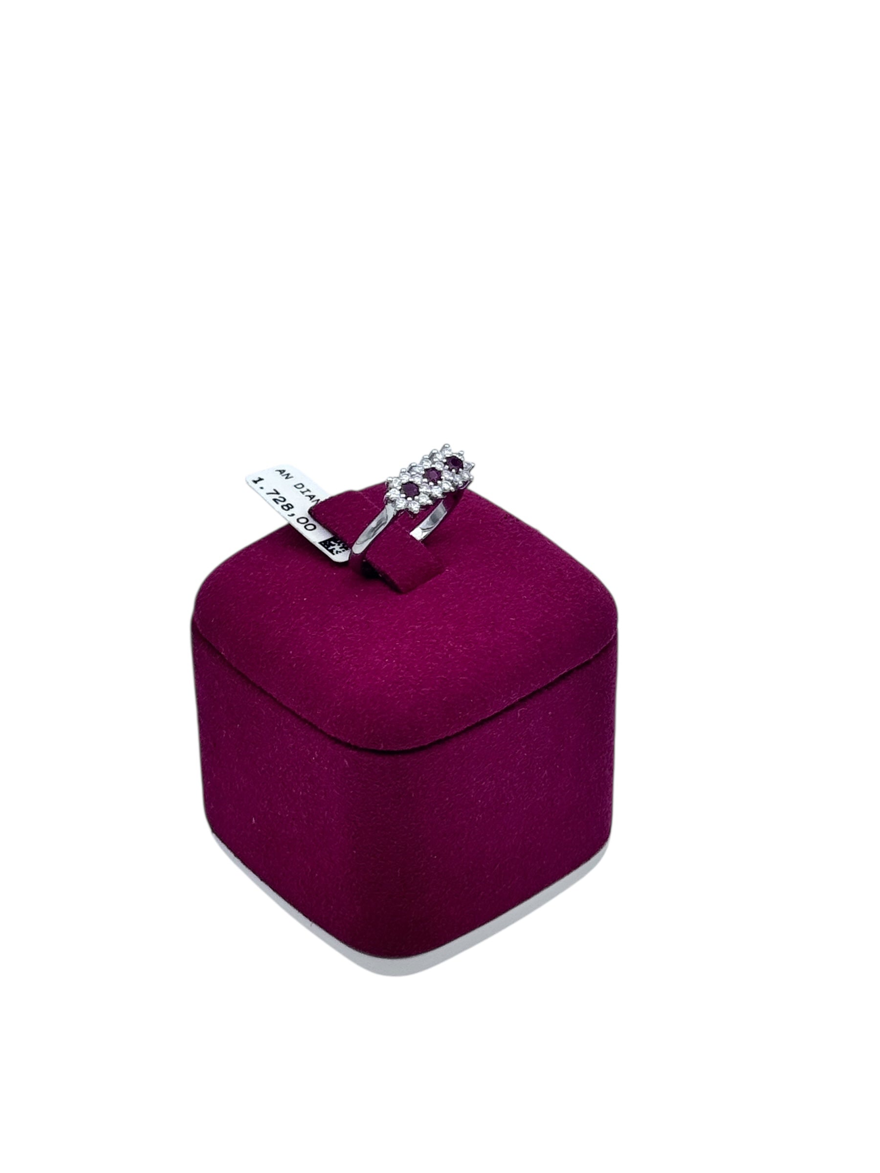 Diana - Anello Triogy in Oro Bianco 18kt, 3 Rubini e giro di diamanti - AN DIANA 30-3 RU