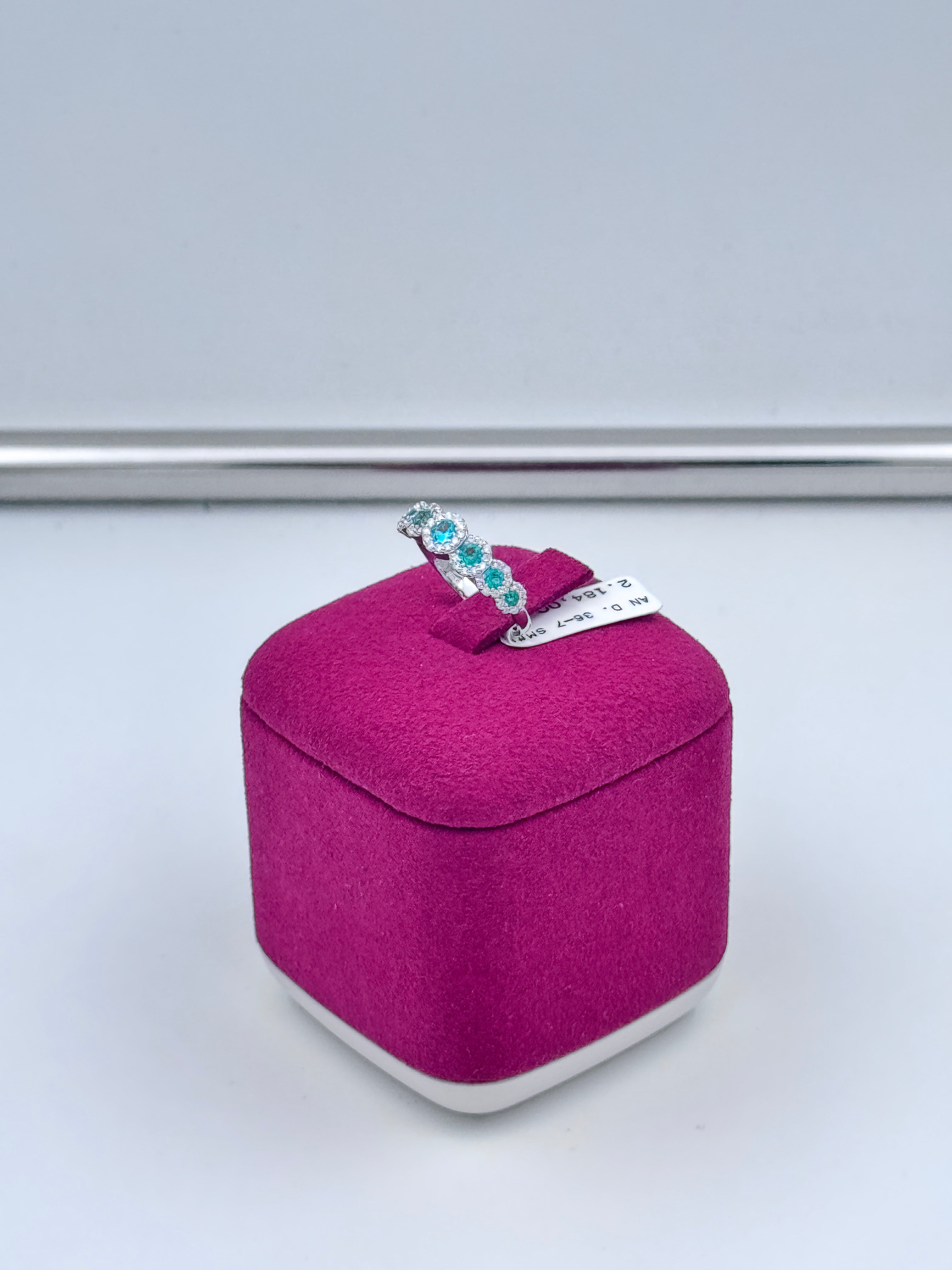 Diana - Veretta in oro bianco 18kt, giro di diamanti e 7 smeraldi - AN D. 36-7 SM