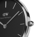 Daniel Wellington Petite Cornwall Schwarz-Silber-Uhr, schwarzes Zifferblatt, 28 mm – DW00100216
