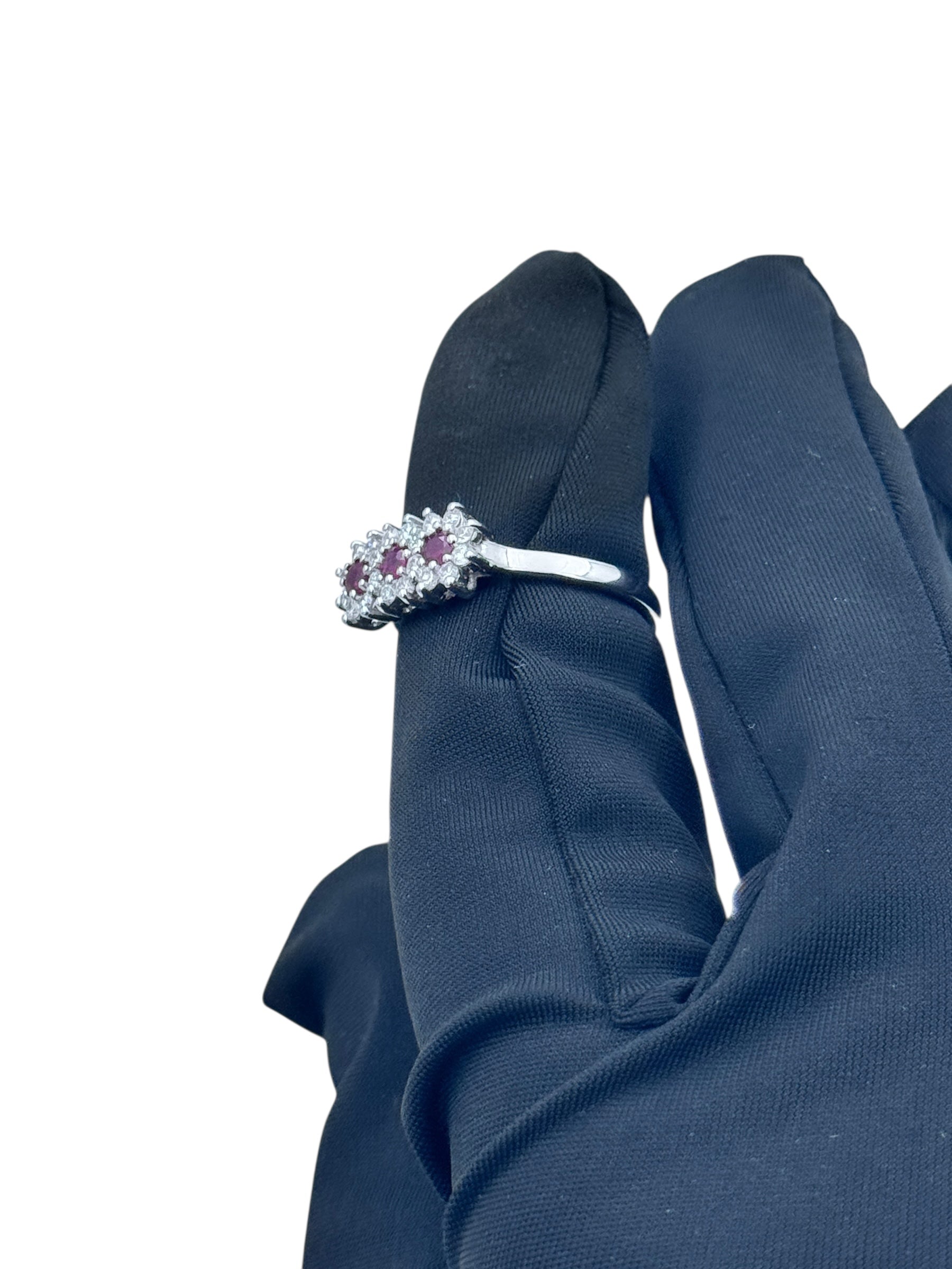 Diana - Anello Triogy in Oro Bianco 18kt, 3 Rubini e giro di diamanti - AN DIANA 30-3 RU