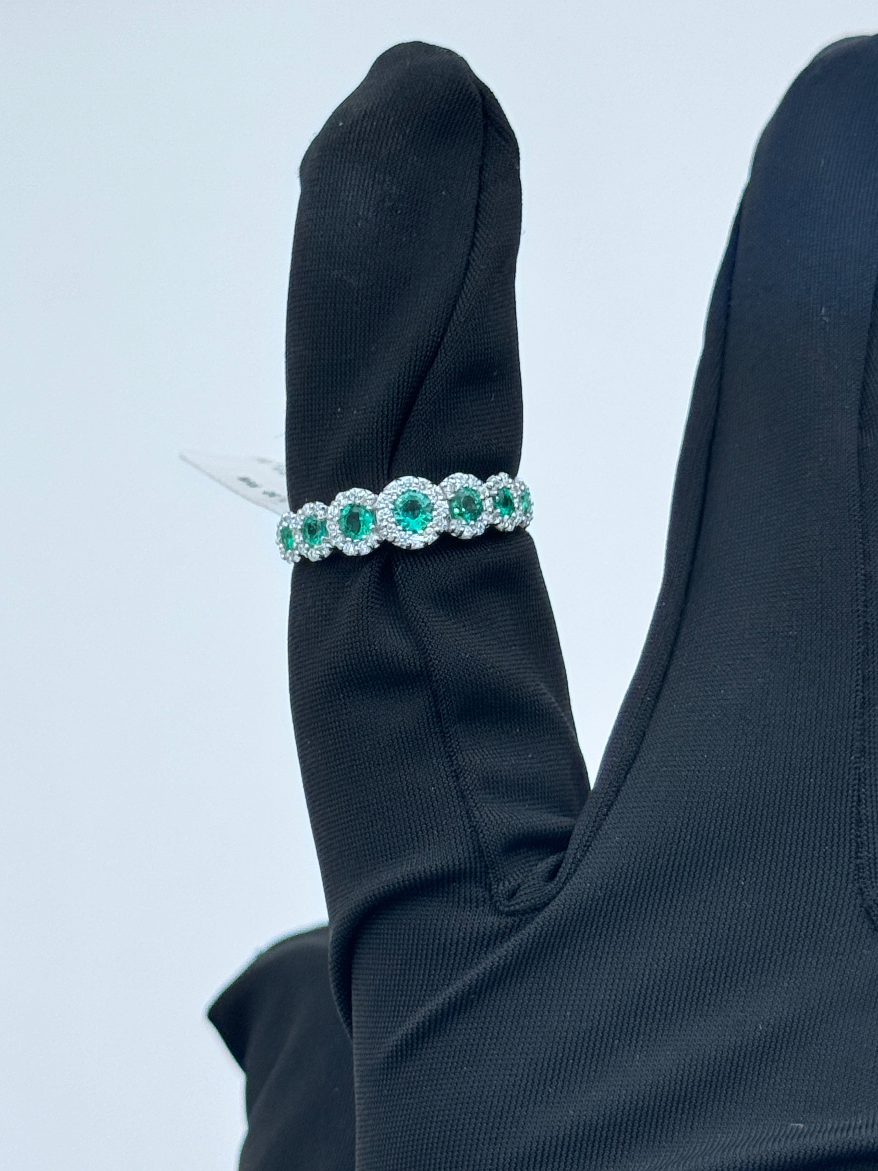 Diana - Veretta in oro bianco 18kt, giro di diamanti e 7 smeraldi - AN D. 36-7 SM