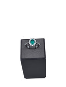 Anello Giorgio Visconti in oro bianco, giro di diamanti e smeraldo centrale, 0.84ct di smeraldo - AB17142BS