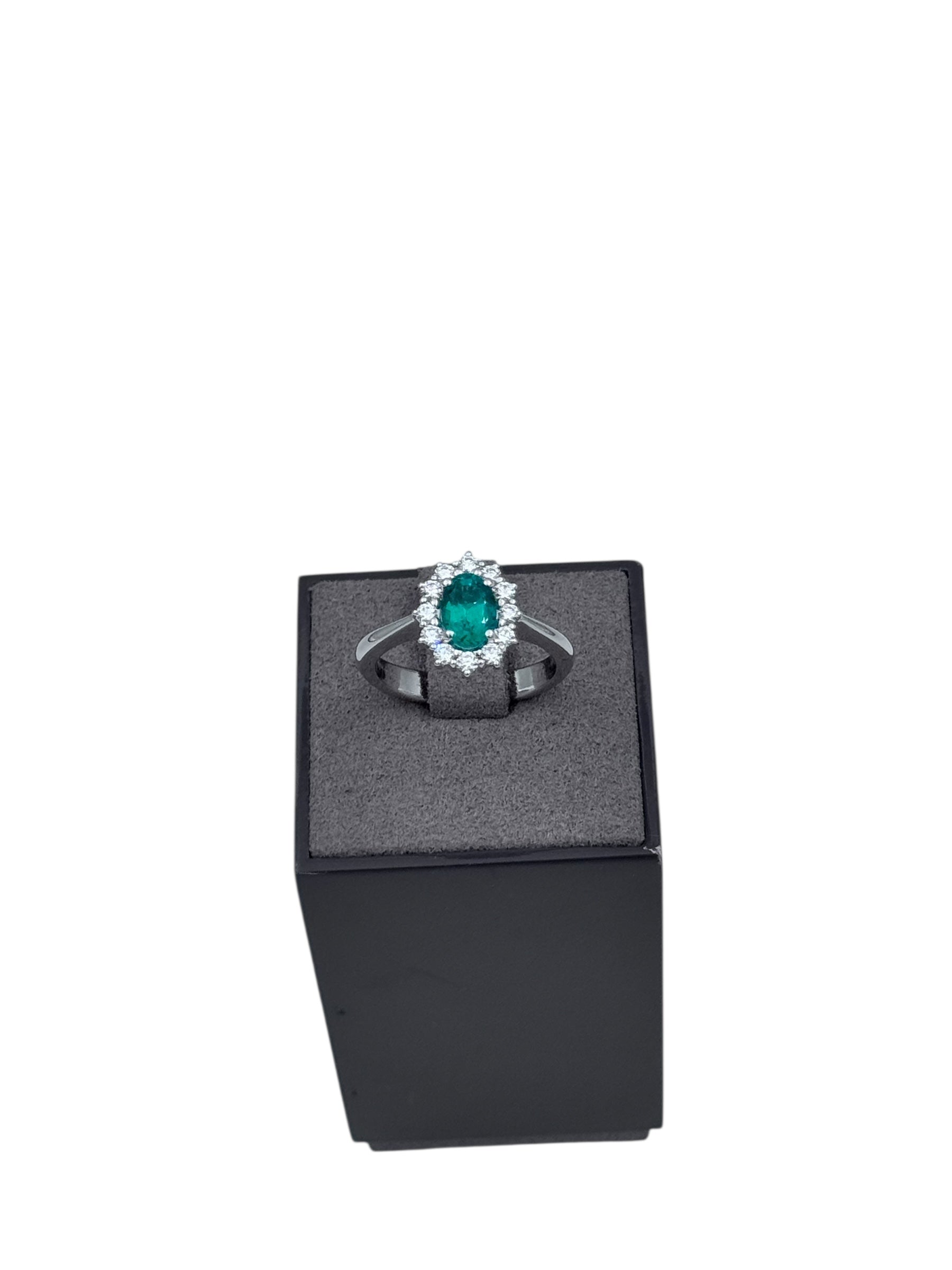 Anello Giorgio Visconti in oro bianco, giro di diamanti e smeraldo centrale, 0.84ct di smeraldo - AB17142BS
