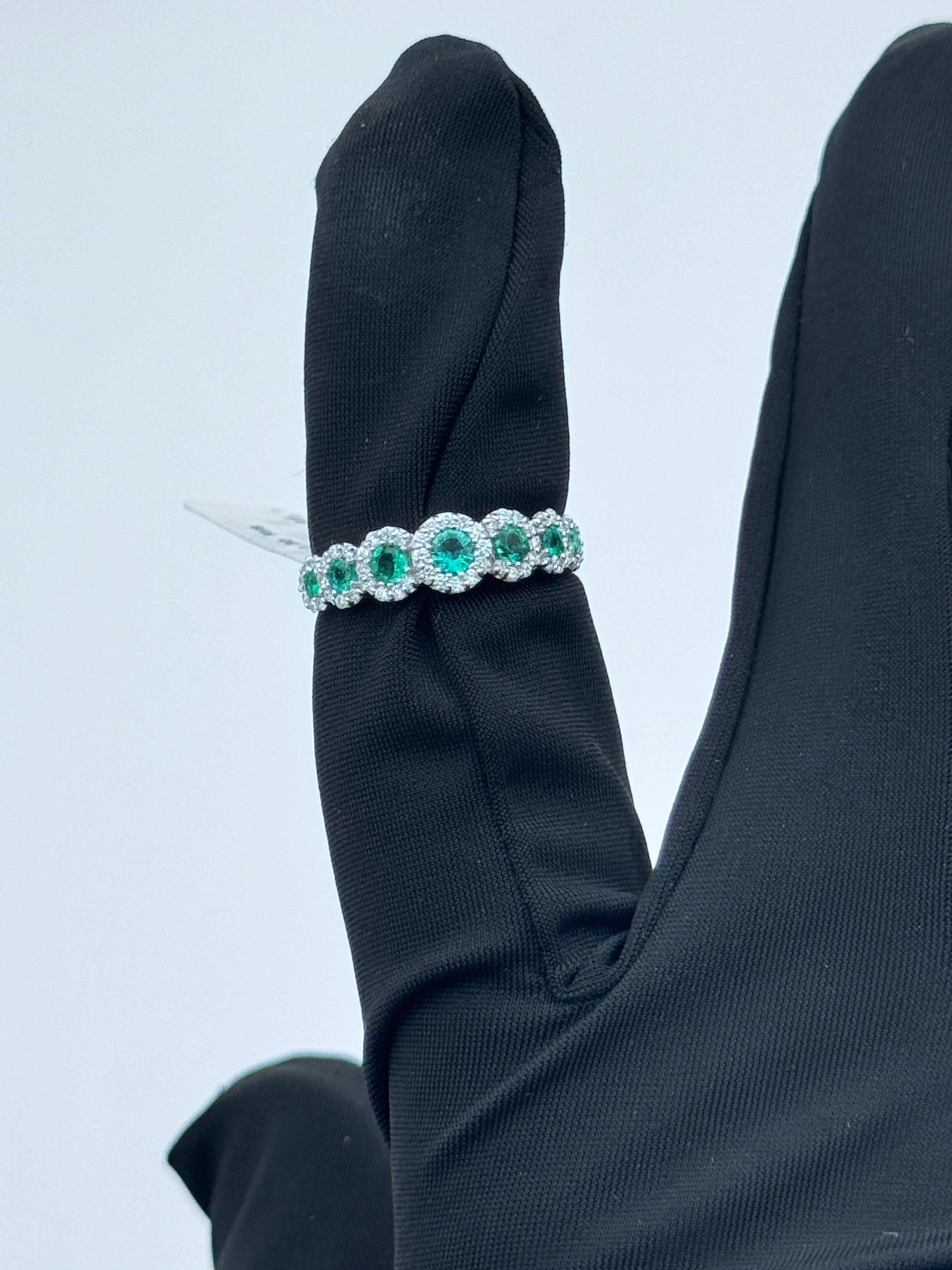 Diana - Veretta in oro bianco 18kt, giro di diamanti e 7 smeraldi - AN D. 36-7 SM