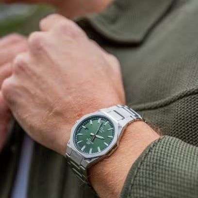Casio Edifice Analoguhr mit 3 Zeigern, dunkelgrünes Zifferblatt, 40 mm – EFR-S108D-3AVUEF