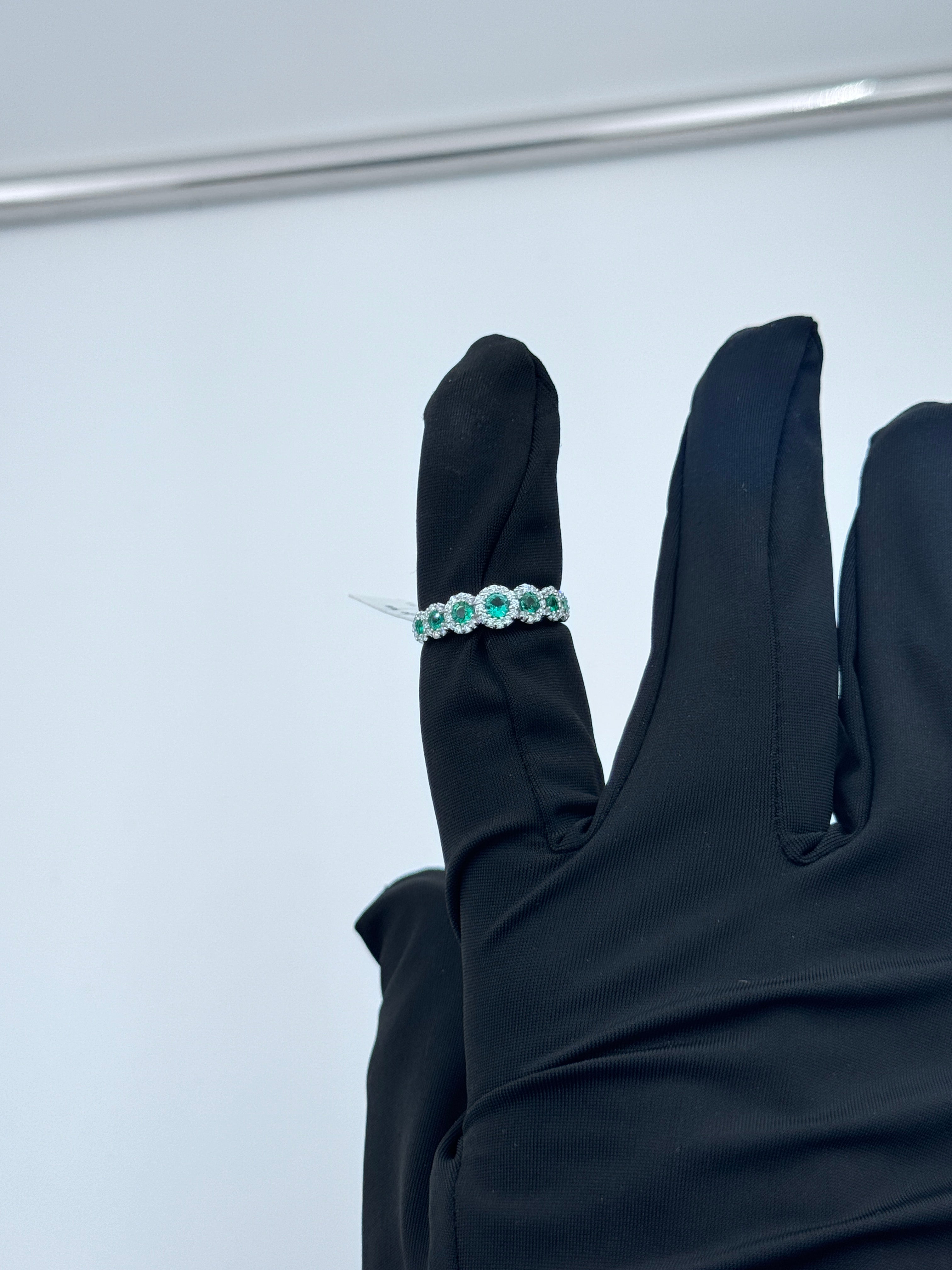 Diana - Veretta in oro bianco 18kt, giro di diamanti e 7 smeraldi - AN D. 36-7 SM