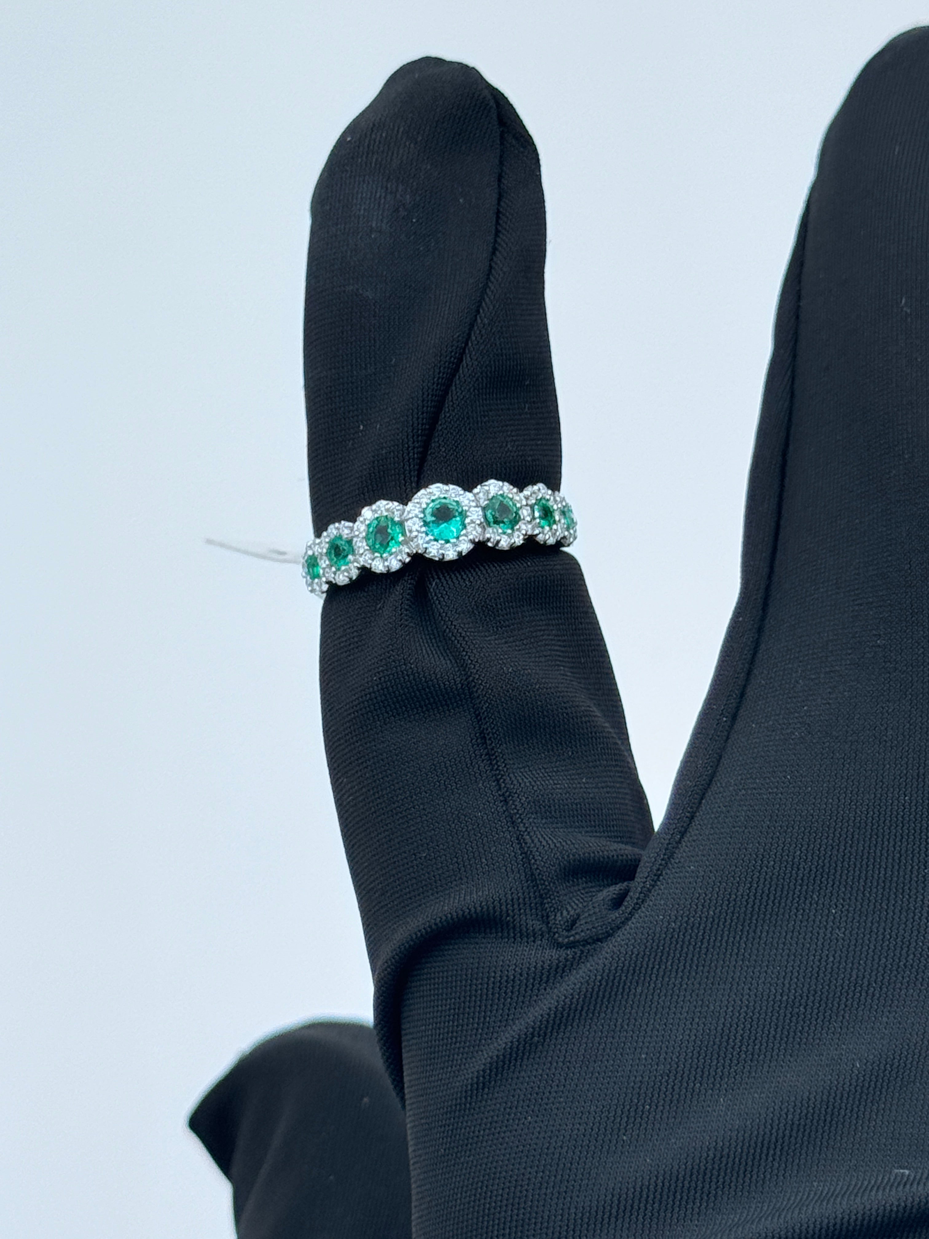 Diana - Veretta in oro bianco 18kt, giro di diamanti e 7 smeraldi - AN D. 36-7 SM