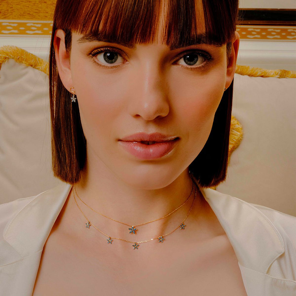 CHOKER MAMAN ET SOPHIE FIVE SKY BLUE FLOWERS, in oro giallo 18kt e polvere di diamanti celeste - GCNSM55