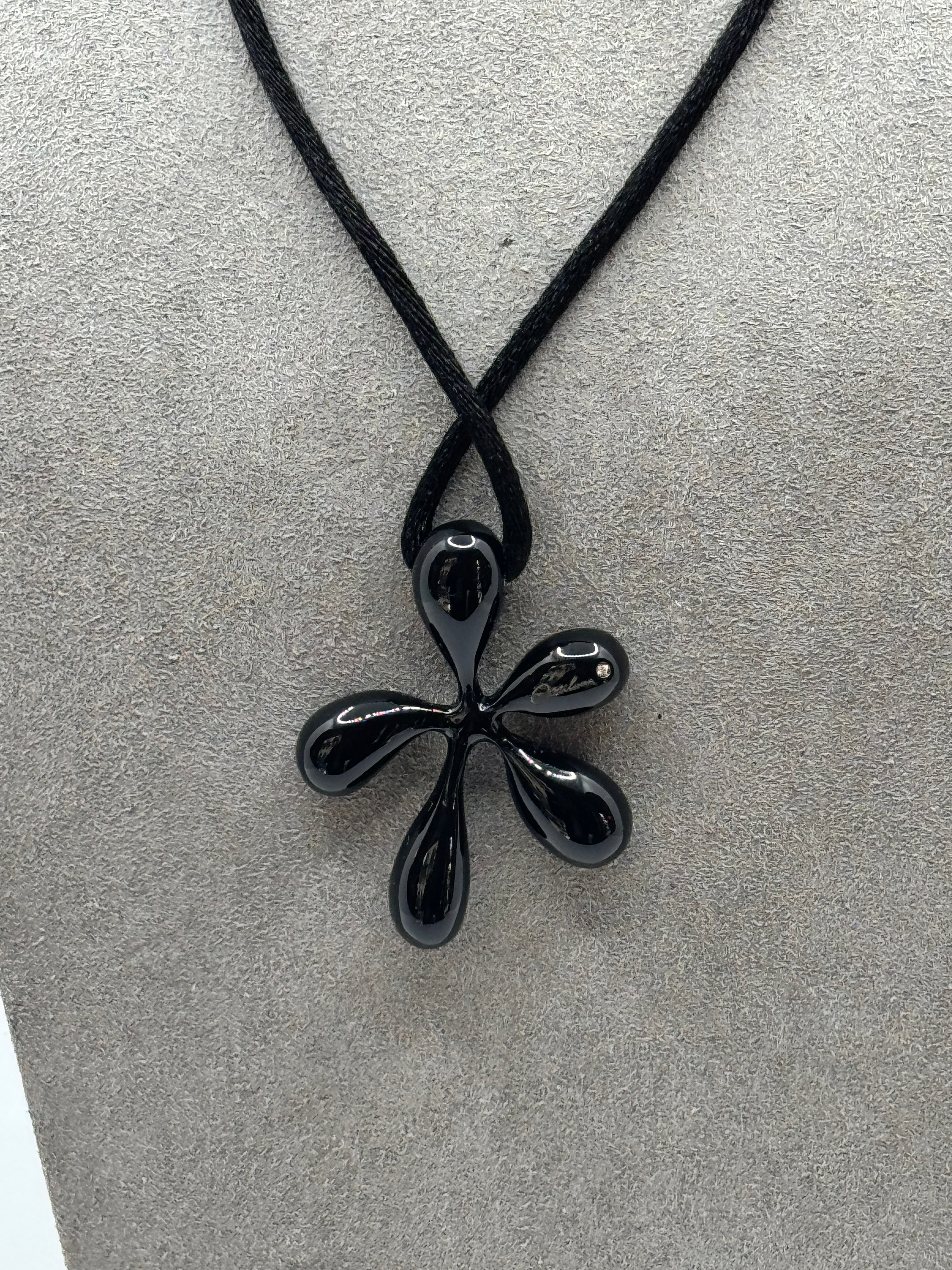 Miluna satin necklace with silver pendant in the shape of a flower and diamond on the side - CLD1402N