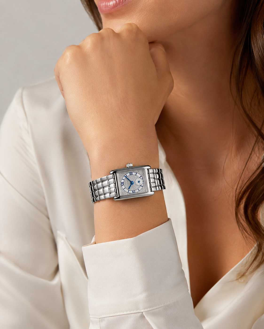 Orologio Longines MINI DOLCEVITA, movimento quarzo con quadrante madreperla tempestato di diamanti, 21.50 x 29.00 mm - L52004876