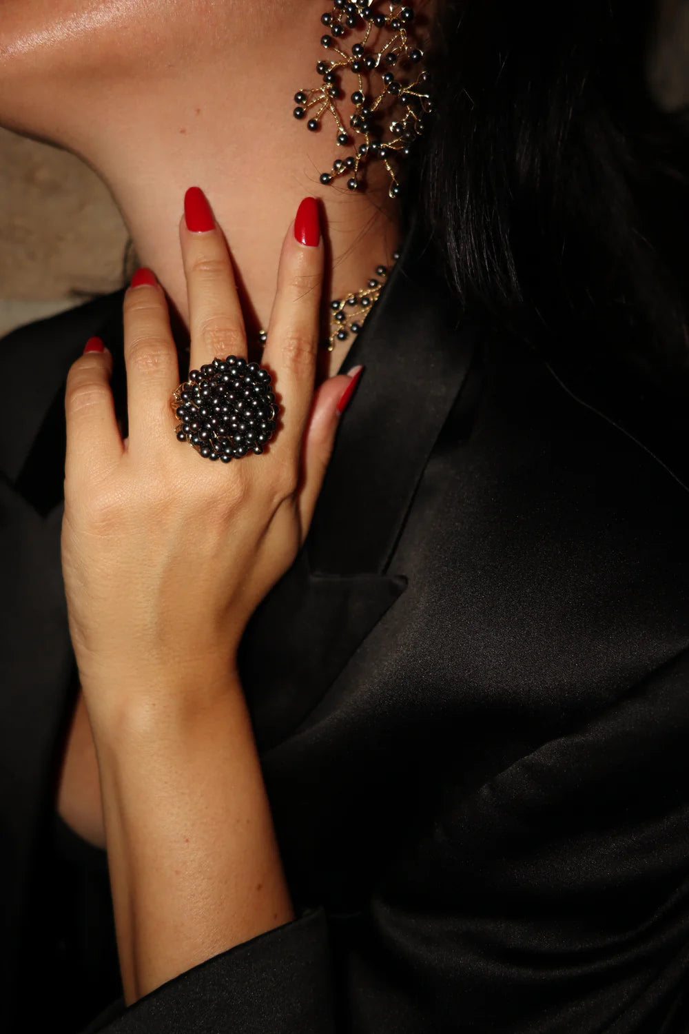 Anello LUCEDEIMIEIOCCHI, in argento dorato e perle nere, Collezione Lulù - LDMO 473