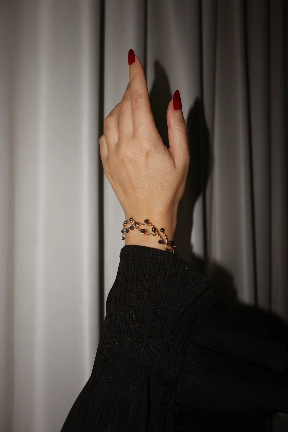 Bracciale LUCEDEIMIEIOCCHI, in argento dorato e perle nere, Collezione Lulù - LDMO 474