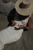 Collana lunga LUCEDEIMIEIOCCHI, in argento dorato e perle scaramazze grigie, Collezione Lola Bold - LDMO 766-grey