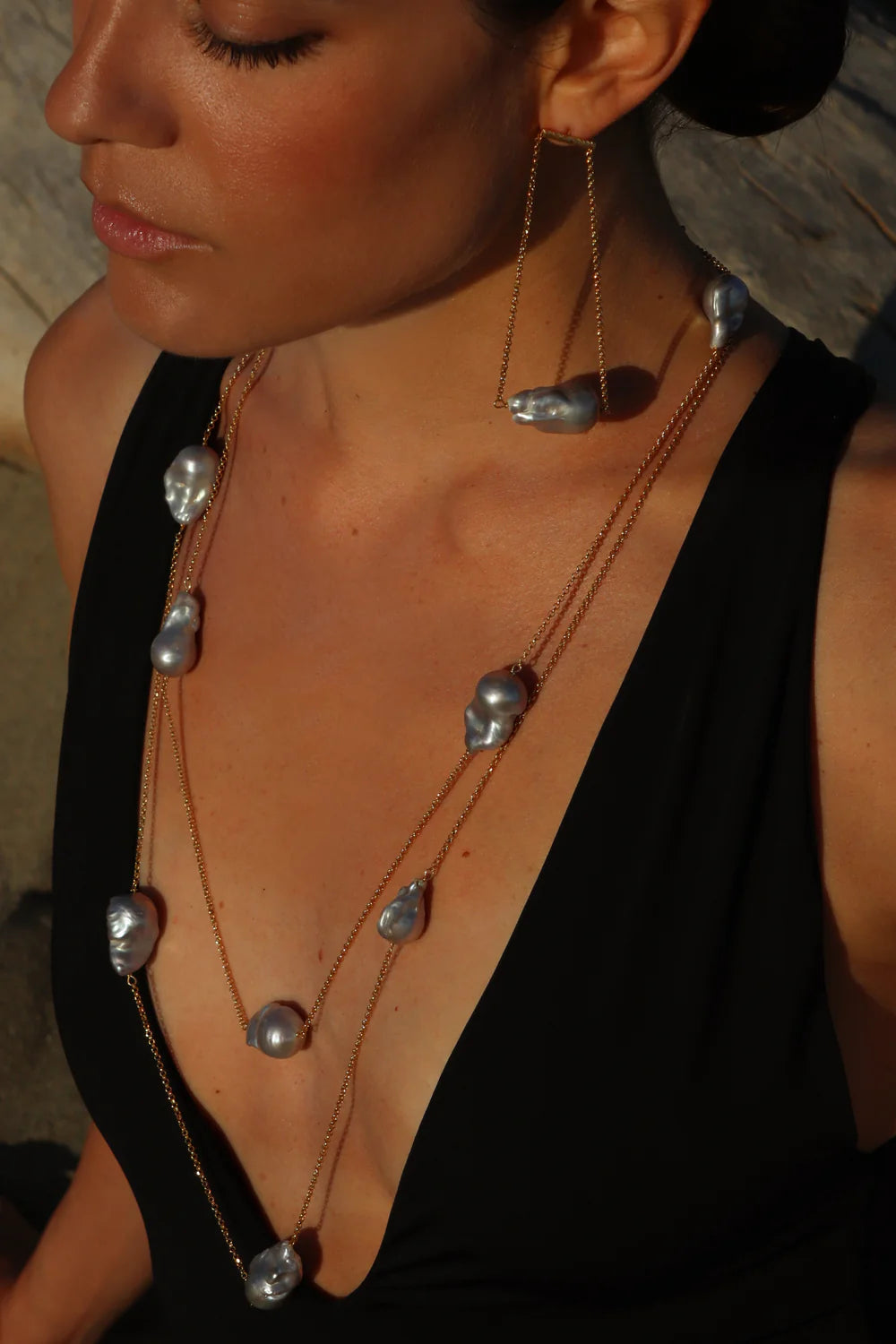 Collana lunga LUCEDEIMIEIOCCHI, in argento dorato e perle scaramazze bianche, Collezione Lola Bold - LDMO 766-white