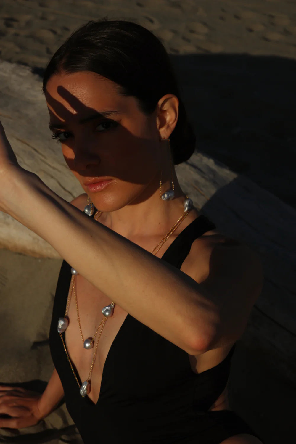 Orecchini LUCEDEIMIEIOCCHI, in argento dorato e perle scaramazze grigie, Collezione Lola Bold - LDMO 767-grey