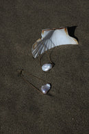 Orecchini LUCEDEIMIEIOCCHI, in argento dorato e perle scaramazze bianche, Collezione Lola Bold - LDMO 767-white