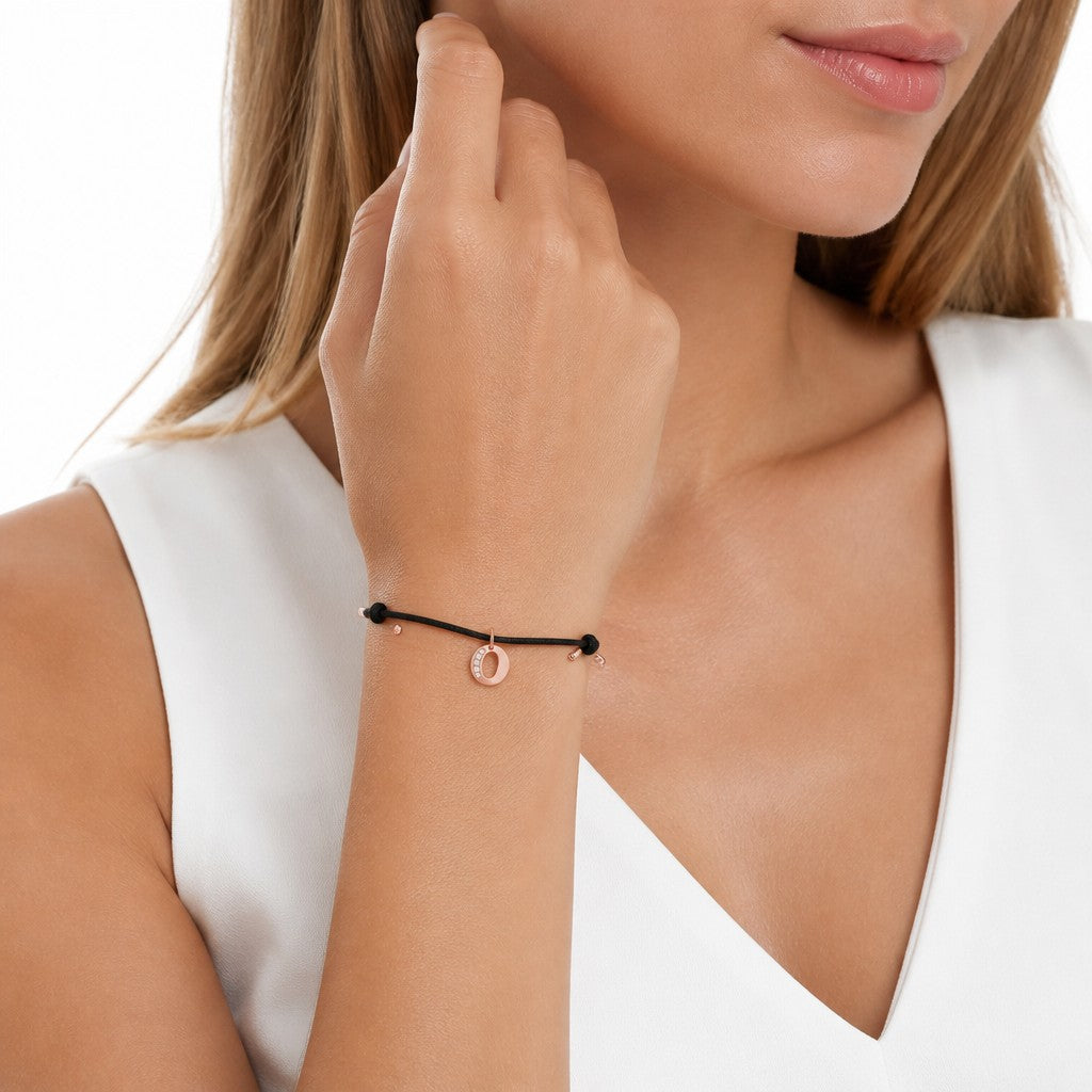 bracciale Damiani "My First" con cordino in caucciù e ciondolo lettera O in oro rosa 9kt e diamanti - DMBR0002B-O