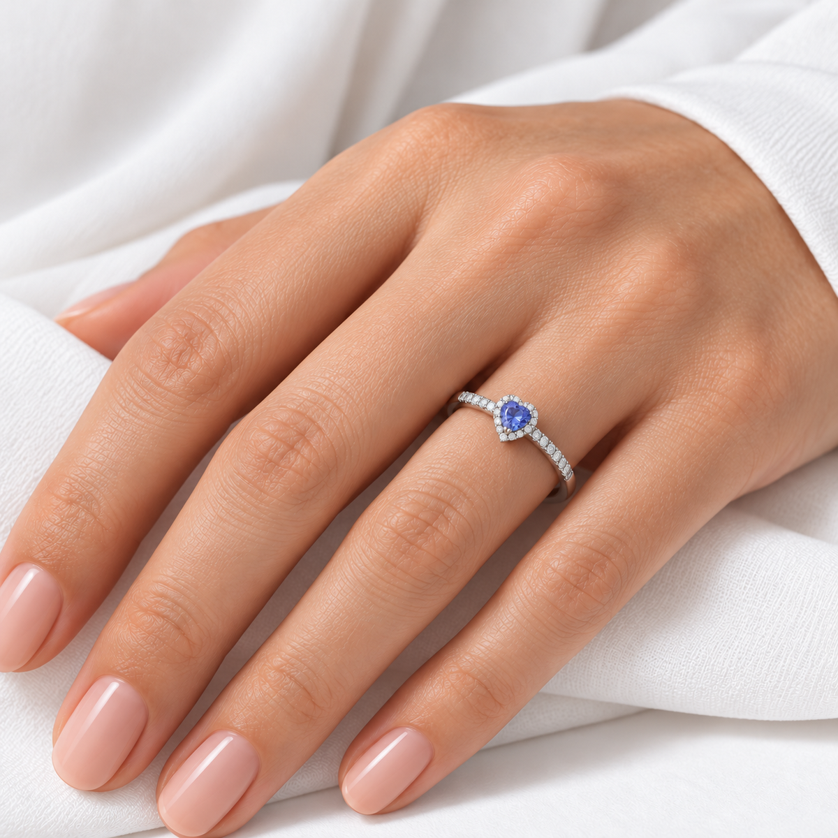 Miluna Anello con tanzanite a cuore 5x5 mm e diamanti in oro bianco 18 kt ct 0,203 - LID3556