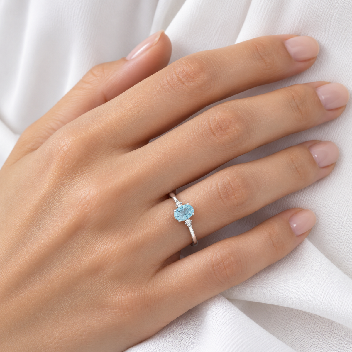 Miluna Anello con Gemma del Cielo ovale 8x6 mm e quattro diamanti in oro bianco 9 kt - LID3745X