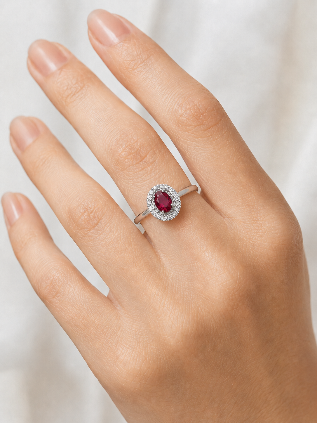 Anello Miluna con Rubino e giro di diamanti, taglio ovale, in oro bianco 18kt - LID4066